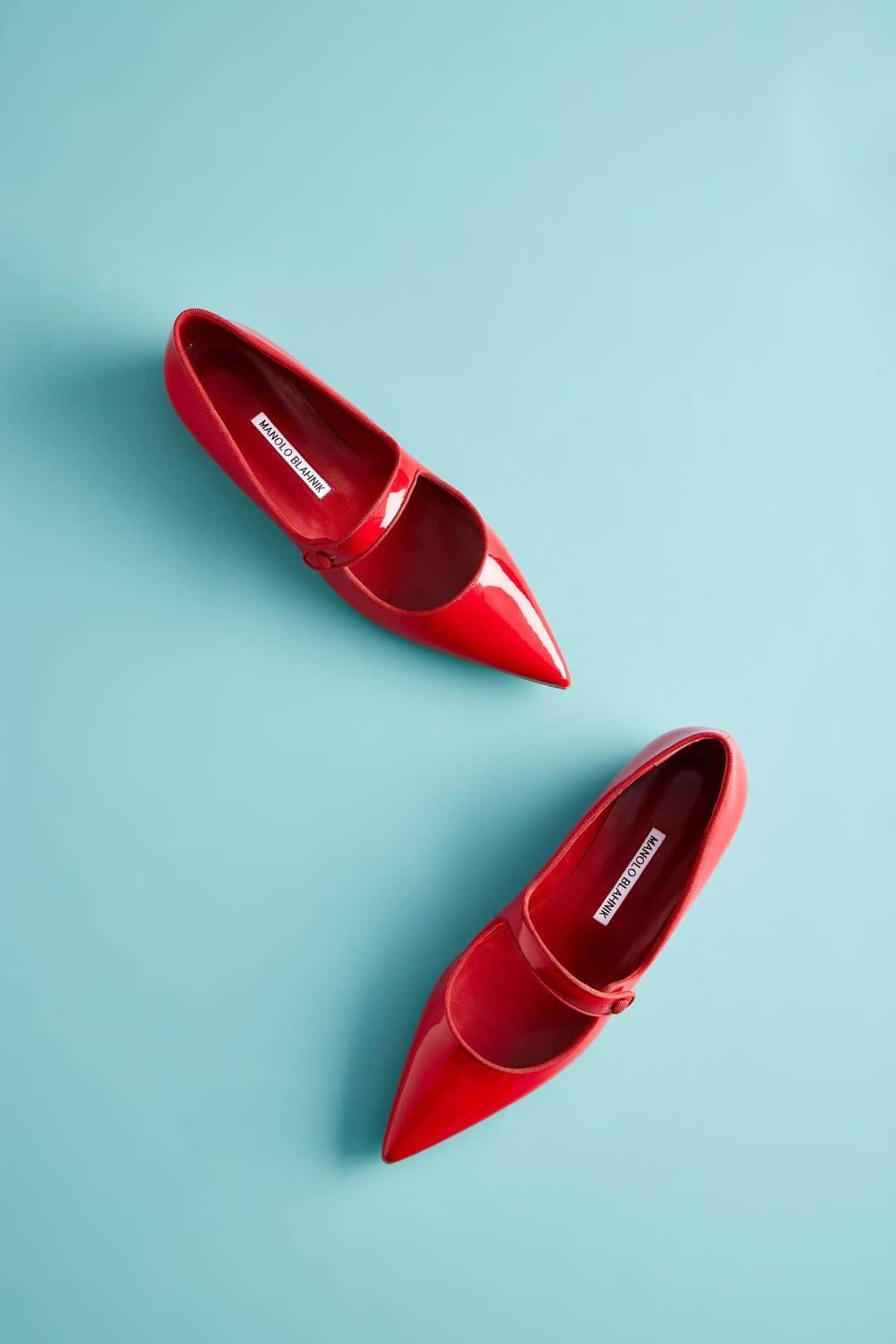 barneysnyofficialのインスタグラム：「Red Flats, Timeless Elegance. @manoloblahnik #BarneysAtSaks @saks」