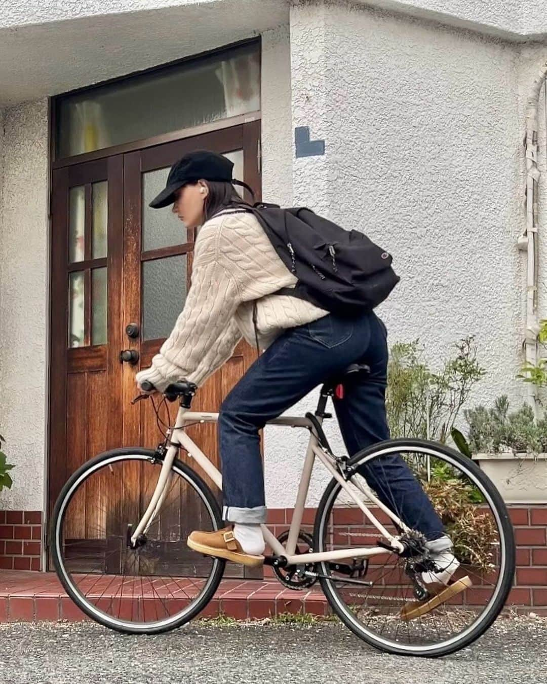 さいとうなるさんのインスタグラム写真 - (さいとうなるInstagram)「🚲  久しぶりにアナトミカのマリリンに lenoのチルデンニット💂‍♀️  足元は新しく購入した クラークスのサポサンダル🍂  秋めいた感じがとても可愛い☺️🫶  knit... leno pants... @anatomica_tokyo_nihonbashi  cap... @universal__products  bag... @champion_japan  shoes... @clarksoriginals  . . . #ootd#日々#シンプル#シンプルコーデ#メンズライク #秋コーデ#冬コーデ#サムオム#somomandco#サムオムアンドコー#シティーポップ#シティボーイ #シティポップ#ストリートシック#ストリートコーデ #ストリート#アウトドアファッション#popey#ポパイ#cityboy#citystyle#トラッドコーデ#fudge#ファッジ#cluel#クルーエル#チルデンニット#ニットコーデ#anatomica#clarksoriginals」11月3日 21時05分 - naru060708