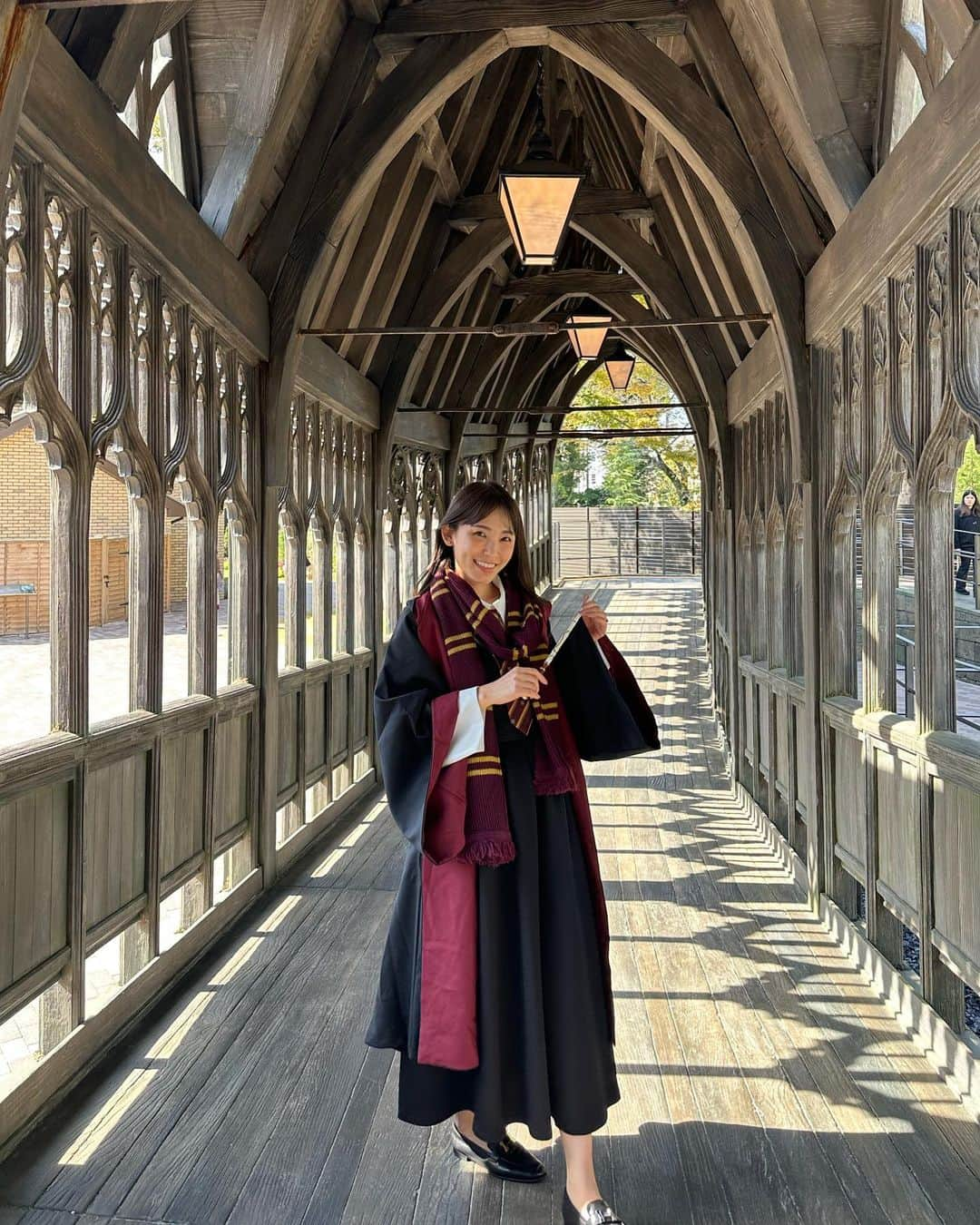 shizuka.watanabeのインスタグラム：「リアルなHarry Potterの世界〜  ⚠️まだまだリールが完成してないけど、写真もたくさんあるので先に写真だけあげまーす🪄  ワーナーブラザーズスタジオツアー東京に行ってきたよ♪ずっと行きたくてやっと行けたー💗  もうハリーポッターの世界がそこにあって 何度魔法の杖を振った事か！ 腱鞘炎になるぐらいとにかくクルクルと手首を回した一日だった🙄🪄  映画制作の裏側などもハリポタファンにはたまらない内容になってたよー‼️ ワクワクが止まらなくて楽しい連発しちゃいました♪  平日の昼間9時〜行ったんだけど 思ったよりも空いてて 写真もたくさん撮れたしゆっくり観れて大満足〜  ホグワーツの生徒になれた一日でした🫶❤️ あぁまた行きたい♪  #ハリーポッター　#harrypotter #ワーナーブラザーズスタジオツアー東京 #ハリーポッタースタジオツアー #ハリポタコーデ  #ハリポタ」