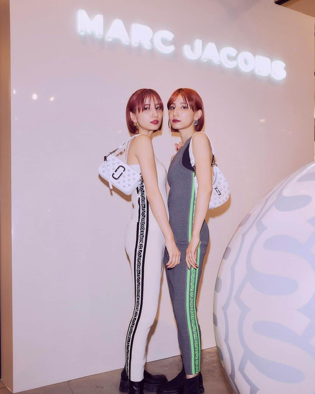 谷奥えり（えまえり）のインスタグラム：「阪急うめだ本店で行われている「MARC JACOBS HOLIDAY COLLECTION POP UP CIRCUS」へ行ってきました⭐️  2023コレクションのテーマであるパールが付いたbag達がとても可愛くこの冬に絶対使いたいアイテムです☃️   @marcjacobs @marcjacobsjapan  #marcjacobs #marcjacobsholidaycollection #pr」