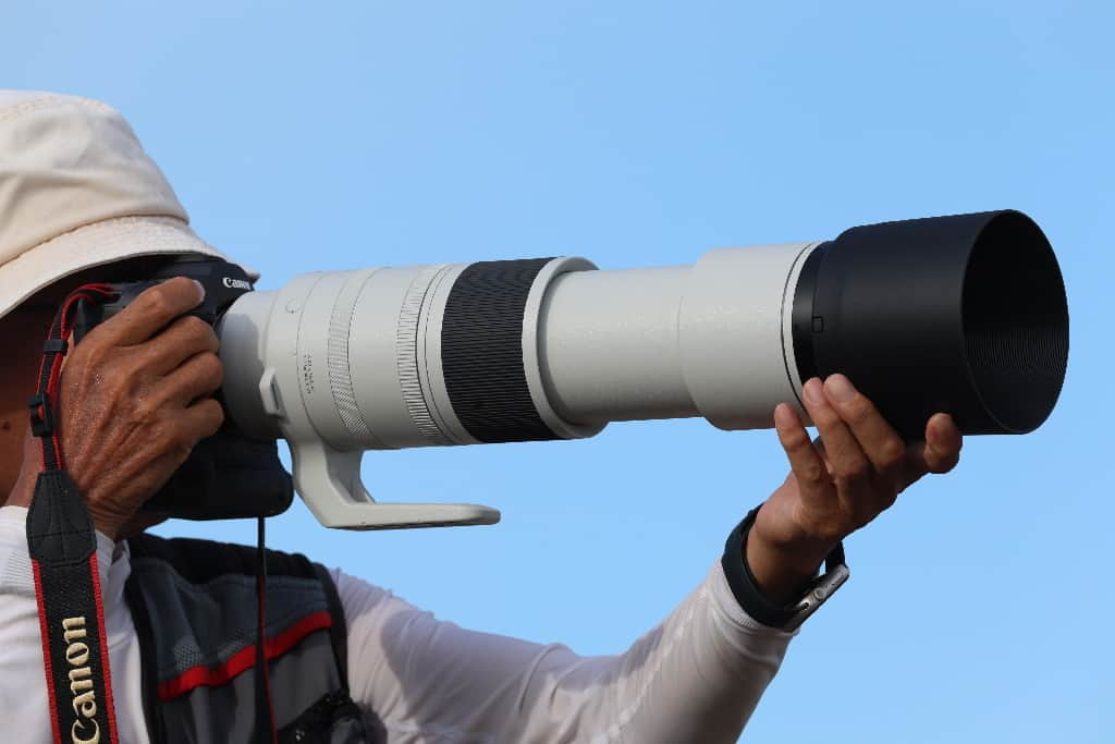 Canon UKさんのインスタグラム写真 - (Canon UKInstagram)「Ready for more new lenses? 😯🙌  The new Canon RF 200-800mm F6.3-9 IS USM super telephoto lens can shoot in incredible detail and is the natural choice for all serious nature, sports and wildlife photographers. This versatile lens has 5.5-stops of optical IS, meaning you can shoot handheld in crisp detail where other lenses would need a tripod.   Find out more via the link in our bio!」11月3日 21時09分 - canonuk