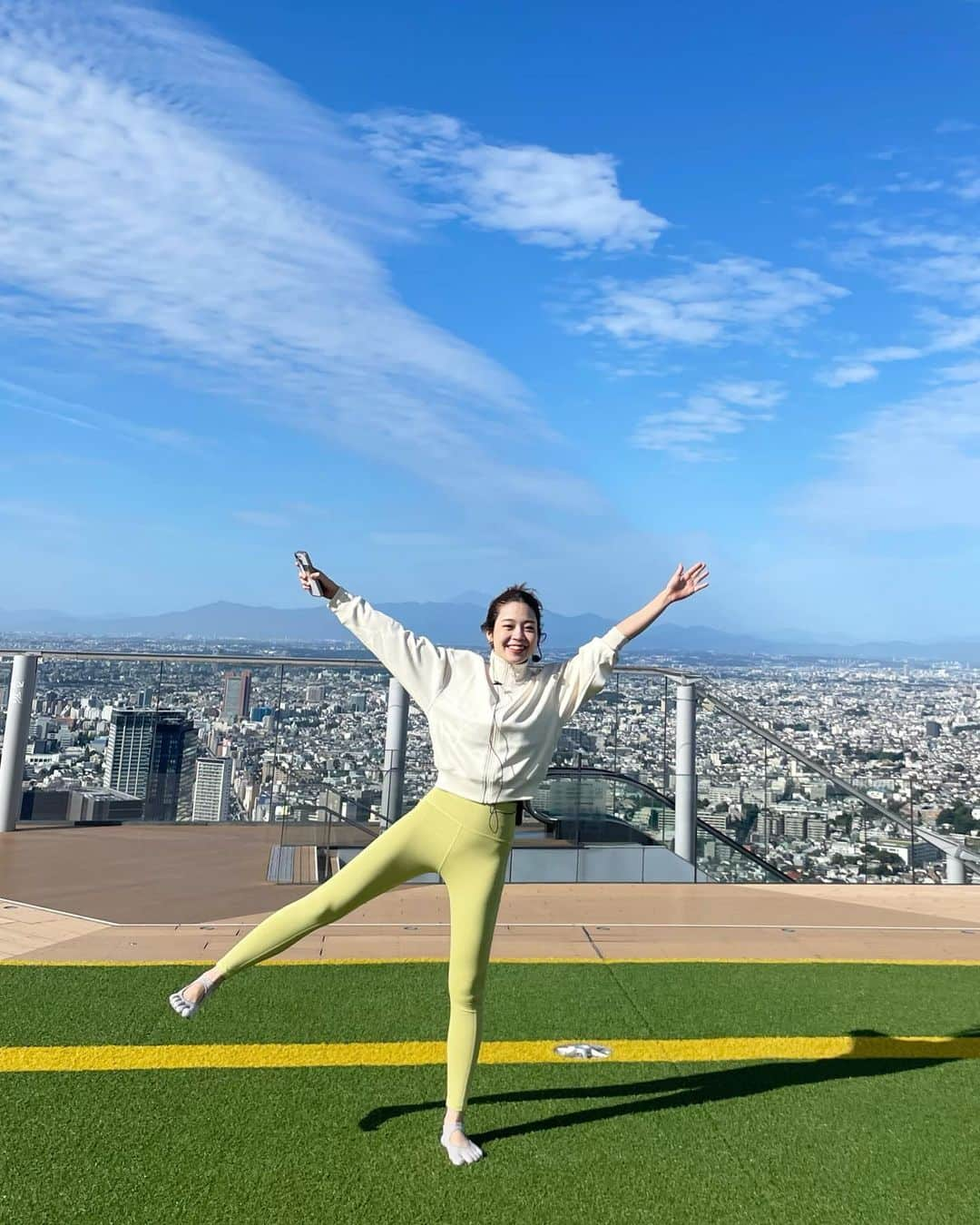 mina hinokuchiさんのインスタグラム写真 - (mina hinokuchiInstagram)「. 朝活ピラティス☀︎  渋谷SKYで、あみこちゃん(@amicofit )ピラティスで朝活からスタートしたこの日。 天気も良くて開放感すごい！ 体もほぐれて、気持ちも体も元気になる朝でした♡ありがとー！  . トップスは胸刺繍スウェット。 身幅もゆったりリラックスして着れるのでピラティスや登山でも活躍中◎ 普段はスカート×ブーツ合わせで。  . #Chico #チコ #SalonbyChico #スウェット #スウェットコーデ #lululemon  #渋谷 #渋谷スクランブルスクエア #渋谷sky #ピラティス #朝活」11月3日 21時09分 - miiinah