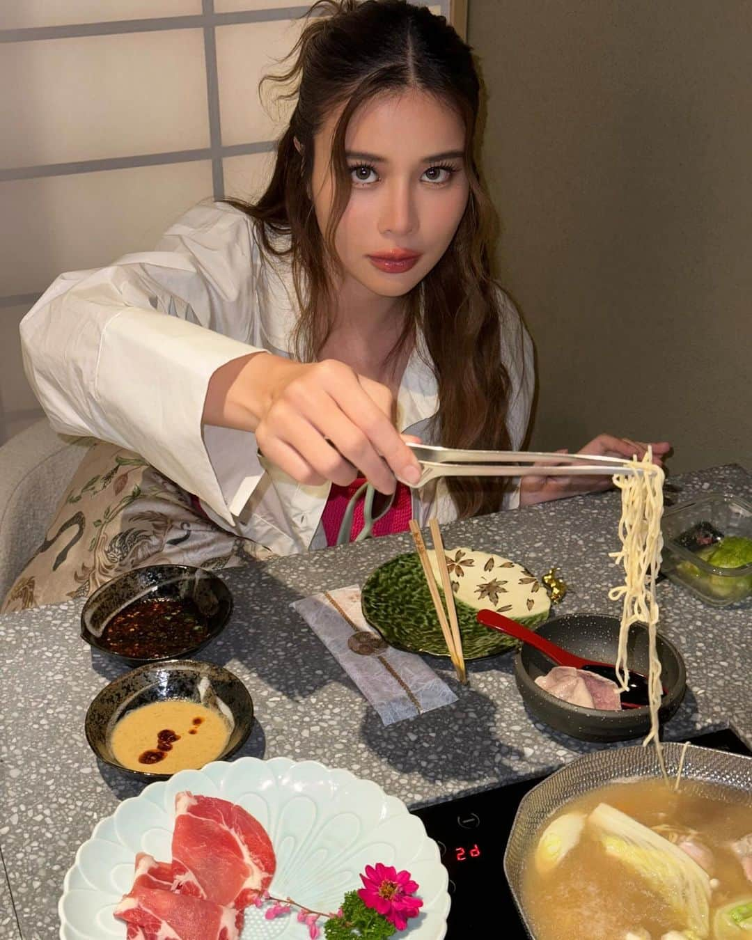 Supassaraのインスタグラム：「แวะมาอุดหนุนเพื่อนค้าบ อร่อยสุดใจ ต้องมาซ้ำ!! 🥹😋🐮🥩  @shoutaianshabu  @mimimayah 🍒」