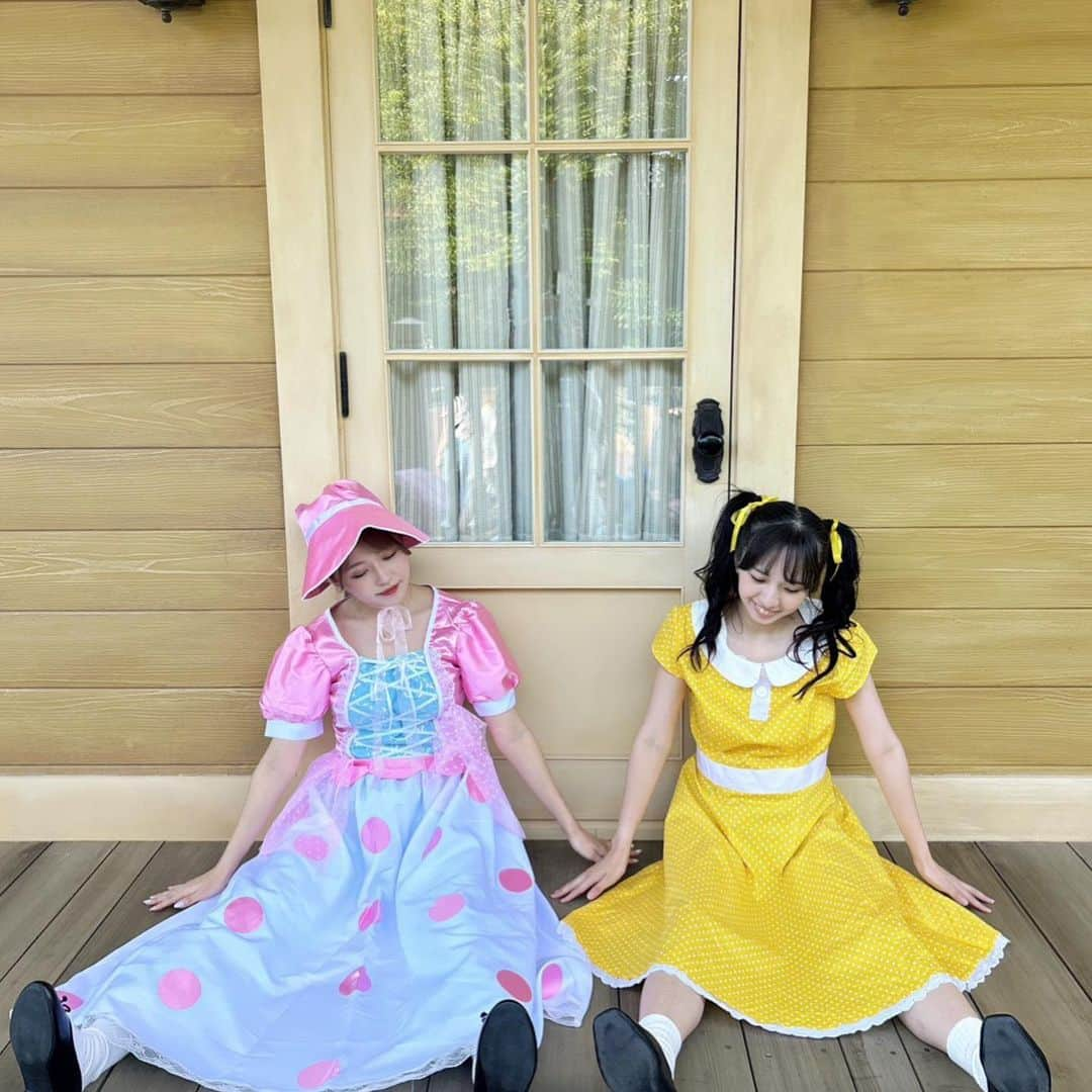 宇野みずきのインスタグラム：「. . . ボーとギャビーギャビー🎀🌼 人形っぽいポーズ頑張ったつもり😂 . . . #Dハロ#Dハロ仮装#トイストーリー仮装#ボーピープ#ギャビーギャビー」