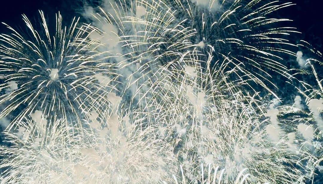 鴨志田由貴のインスタグラム：「fffireworksというファイナルファンタジーXIVの10thイベントとして開催された大花火大会。まさにファン感謝祭。 ドローンショーもそうですが、何より花火が目の前で大玉花火が景気良くバンバンと上がる。 花火大会と言えば20分程度で終わるものだとなんと無く感覚的にあるが1時間音楽と共にバンバン景気良く上げまくり。ファンにはたまらん選曲に合わせて花火が惜しげもなく散っていく。砂浜で鑑賞しているが、皆食い入るように見ていたり、涙流して見ていたり。一緒に行った娘や友人含めスタッフからも、過去一凄い花火大会だったと興奮しきり。 次見るのは10年後とは言わず、またやってくれないかな。 #ffhanabi #fffireworks」