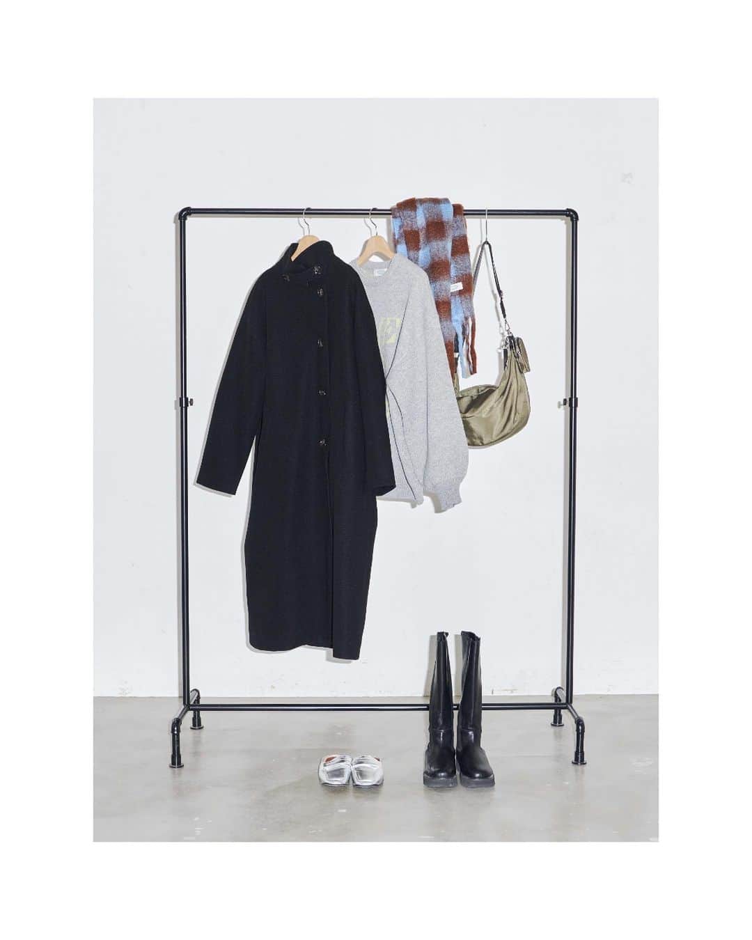 AR Holidayのインスタグラム：「✔︎WINTER STYLE 冬本番のおすすめアウターと大好評ニット。 アウターは3WAYなので気分に合わせてスタイリングをチョイス◎ ㅤㅤ ━━━━━━━━━━━━━━━ ㅤㅤㅤㅤㅤ #スタンドカラー3WAYロングコート price/¥7,920(tax in) color/black.ivory.khaki.navy.check size/S.M ㅤㅤ #ロゴジャガードオーバーサイズプルオーバー price/¥5,390(tax in) color/gray.navy size/free ㅤㅤ ━━━━━━━━━━━━━━━ ㅤㅤ ※撮影環境の加工感により、実物と色味が異なる場合がございます。 実物に近い色味はZOZOTOWNページ内画像をご参照ください。  #auntierosa#arholiday#holiday#auntierosaholiday#アンティローザホリデー#ホリデー#アンティローザ#2023AW#zozotown#zozotown購入品#ファッション #ワンマイルコーデ #イエベ #ブルベ #秋コーデ #冬コーデ#シンプルコーデ#モードカジュアル #リラックス #リラックカジュアル #大人カジュアル #大人ファッション」