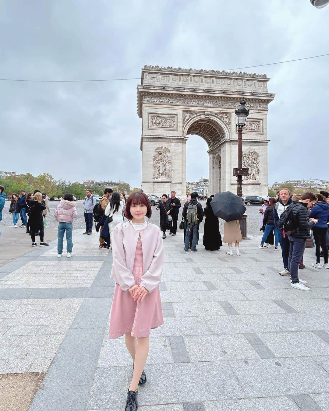 山本かおりのインスタグラム：「エトワール凱旋門💐  Arc de triomphe de l'Étoile  #エトワール凱旋門 #arcdetriomphe #arcdetriompheparis #🇫🇷 #フランス #paris #france #凱旋門」