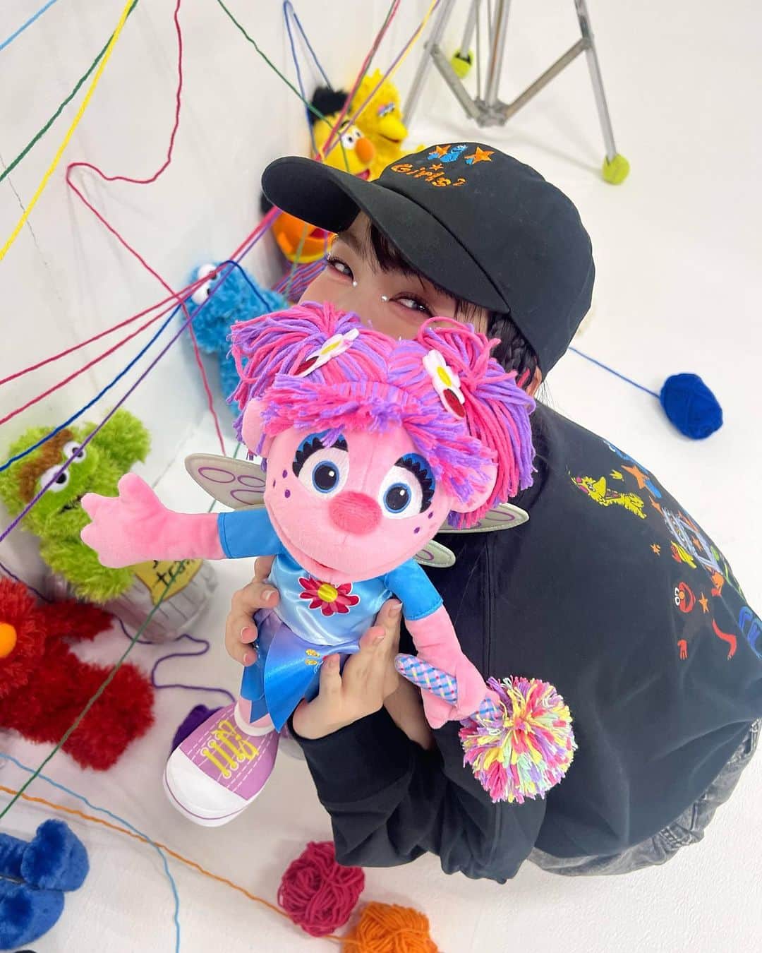 のインスタグラム：「 ︎︎ SESAME STREET×Girls² by PONEYCOMB TOKYO  アビーちゃんと🧚🏻‍♀️💕 どのアイテムも絶対絶対チェックしていただきたい。！ 髪と目元がピンク〜〜  かわいい祭り🧶  11月12日（日）23:59まで受注販売中:)」