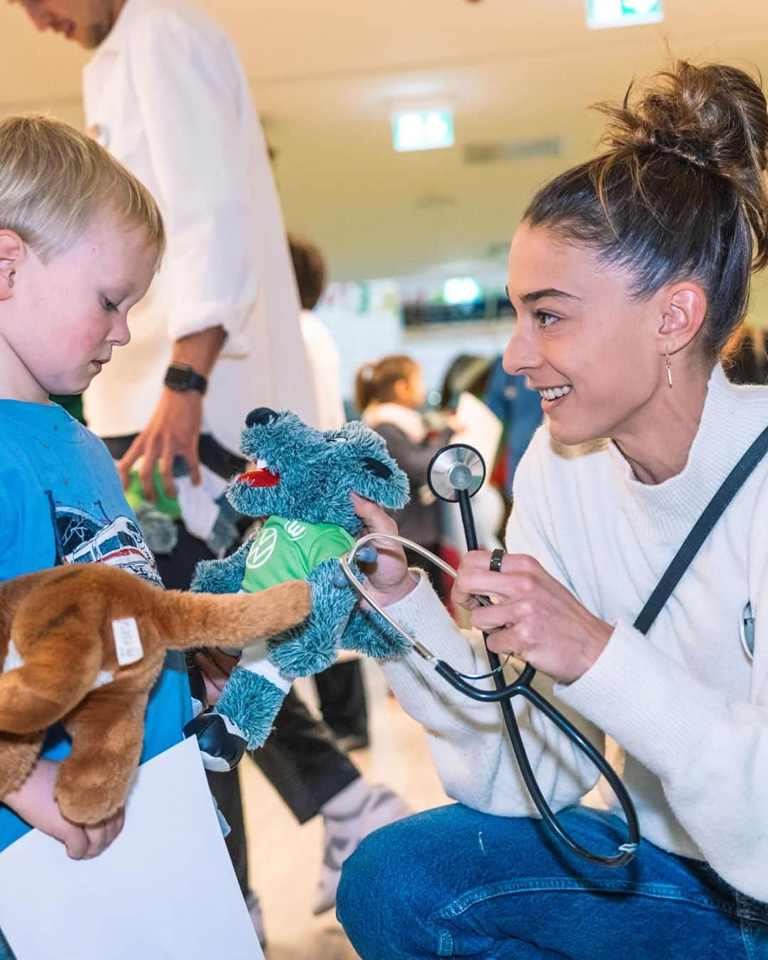 VfLヴォルフスブルクさんのインスタグラム写真 - (VfLヴォルフスブルクInstagram)「@feli_rauch und @kili_fischer werden Paten in der Kinder- und Jugendklinik Wolfsburg 💚  Sie machen sich für junge Patientinnen und Patienten stark, in dem sie Trost schenken, Hoffnung geben und Mut machen. 😊  #immernurdu #vflwolfsburg #arbeit #fussball #leidenschaft #immer_hungrig #wolves #🐺」11月3日 21時14分 - vfl.wolfsburg