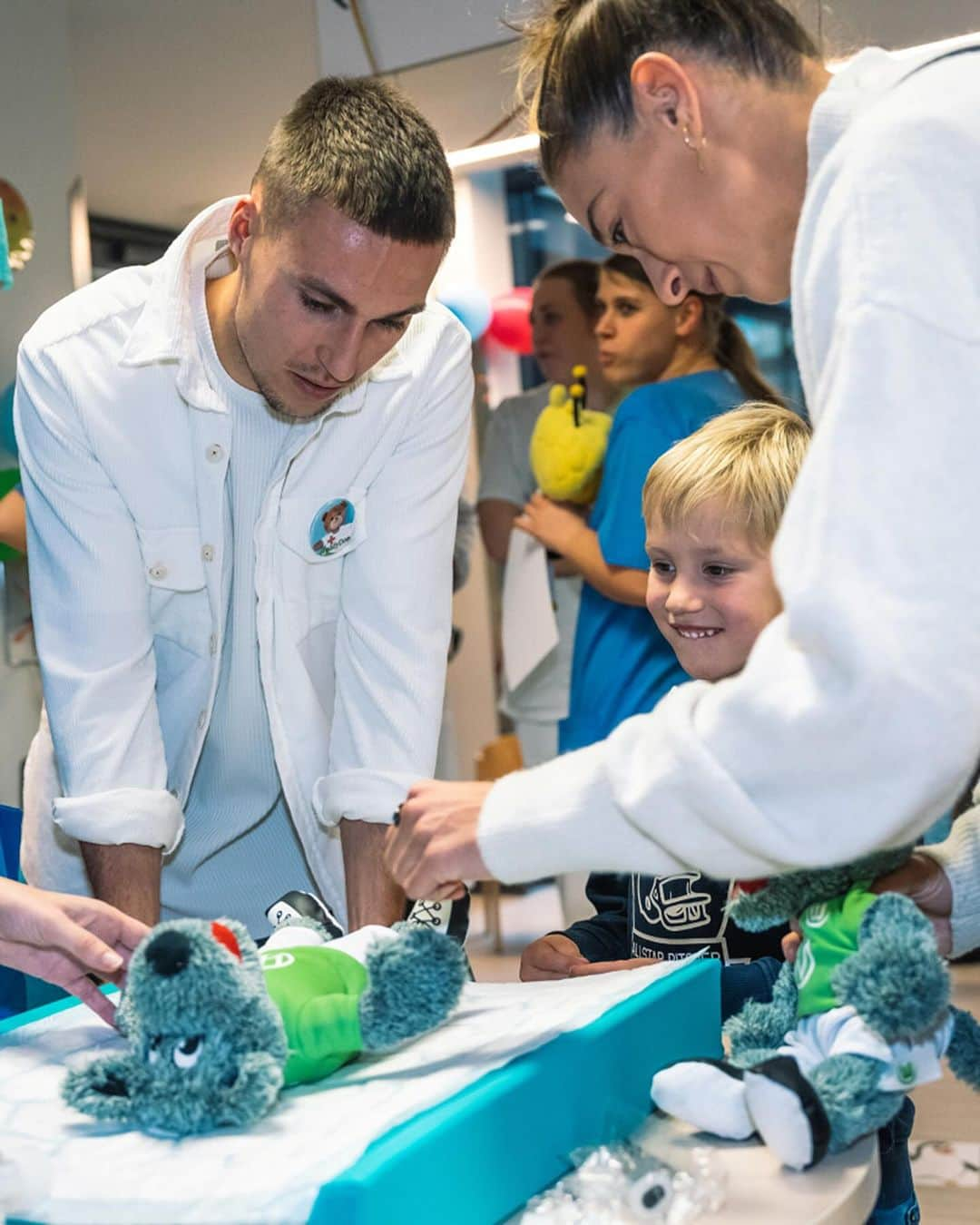 VfLヴォルフスブルクのインスタグラム：「@feli_rauch und @kili_fischer werden Paten in der Kinder- und Jugendklinik Wolfsburg 💚  Sie machen sich für junge Patientinnen und Patienten stark, in dem sie Trost schenken, Hoffnung geben und Mut machen. 😊  #immernurdu #vflwolfsburg #arbeit #fussball #leidenschaft #immer_hungrig #wolves #🐺」