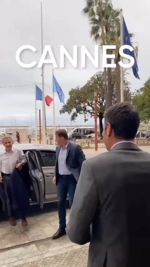 ニコラ・サルコジのインスタグラム：「Une belle journée à Cannes ! Merci à mon ami @davidlisnard pour son accueil et à la belle librairie @autourdunlivre_cannes pour avoir organisé ce moment ! #letempsdescombats @editionsfayard」