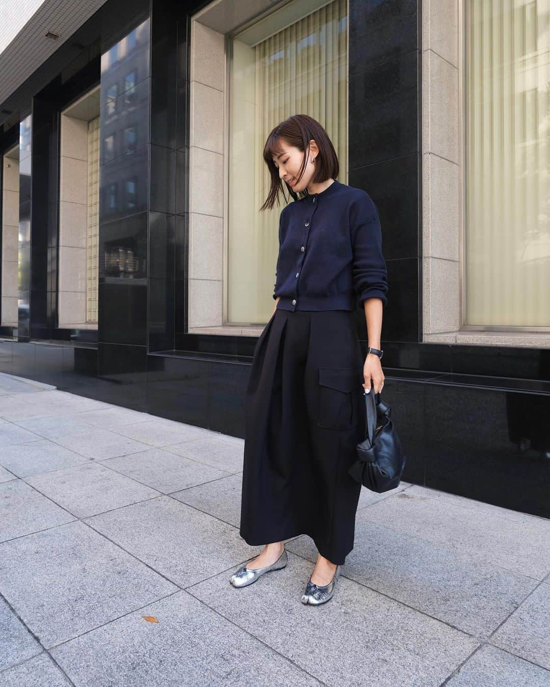 Hiromi Ｍaedaのインスタグラム：「today. Navy×Blackの 大好きな組み合わせで🫶🏽  tops @as___official_ #as___official skirt @frey__jp #frey_jp /black bag @newbottega #bottegaveneta shoes @maisonmargiela #maisonmargiela」