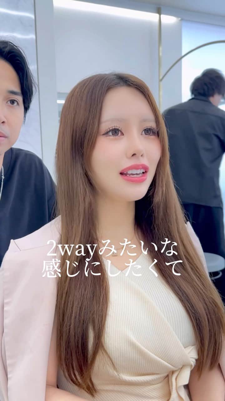高橋英昇のインスタグラム：「2wayにしたい方必見です！ 束感前髪は簡単に垢抜けます⭕️ オーダーの際に保存してお使いください✨ ˗˗˗˗˗˗˗˗˗˗˗˗˗˗˗˗˗˗˗˗˗˗˗˗˗˗˗˗˗˗˗˗˗˗˗˗˗˗ ⁡ ◌ @eisho_coa  ⁡ 前髪顔周りのどんな悩みも 是非ご相談下さい✨ ⁡ ☑︎流し前髪だけど要望と違う ☑︎前髪顔周りを切られすぎる ☑︎顔周りがなくて困っている ☑︎前髪が巻きづらく上手くいかない ☑︎変な毛がいつも前髪に出てくる ☑︎扱いづらくて困っている ☑︎おでこが狭くて悩んでいる ⁡ などなど 少しでも気になることは全てお聞かせ下さい✨ メモ持ってきても大丈夫です📝 ⁡ ˗˗˗˗˗˗˗˗˗˗˗˗˗˗˗˗˗˗˗˗˗˗˗˗˗˗˗˗˗˗˗˗˗˗˗˗˗˗ ⁡ ⁡ ◌ 料金 ◌ ・カット ¥8800 ・カット 𓂃 トリートメント ¥12100 ・カット 𓂃 カラー ¥17600 ・カット 𓂃 カラー 𓂃 トリートメント ¥22000 ⁡ ※初回のみ指名料+¥3300かかります。 2回目以降は指名料無料です。 ⁡ ⁡ 𓂃 よくあるご質問 𓂃 ⁡ ⁡ Q . 予約はどうしたらいいですか？ ⁡ ✎ プロフィールのURLからお待ちしております✨ ⁡ ⁡ Q . 場所はどちらですか？ ⁡ ✎ 東京都中央区銀座6-13-9 GIRAC GINZA 7F 【銀座駅5分、東銀座駅から徒歩3分】 ⁡ ⁡ Q . 投稿に可愛い子しか載っていないですが、 私が行っても大丈夫ですか？ ⁡ ✎もちろん大丈夫です。 僕のお客様は【3歳〜74歳】の 子連れ様から老若男女幅広いの方が ご来店してくださっております。 女性は必ず可愛くします！ 実は男性のカットも得意です。 最近ご紹介もかなり多いです✨ ⁡ Q . どんな美容師？ ⁡ ✎ お話するのが好きです✨ ただ施術中は技術に没頭する時があり その時はあまり話さなくなります✂︎ ⁡ Q . カウンセリングはしっかりしてもらえますか？ ⁡ ✎もちろんです！ 前髪顔周りの生え際、癖毛、割れめ、こめかみ、 頬骨、えら、丸顔、面長、りんかく などのお悩みもしっかりカウンセリングさせて頂いてから 施術に入らせて頂きますのでご安心ください✨ ⁡ ⁡ カットは【前髪】【ロングレイヤー】 が好きですが、 ミディアム、ボブ、ショート、 メンズカットも好きです。 巻きも得意なので、 知りたい方はなんでもお伝えします✨ ⁡ カラーはブリーチなしのワンカラーで 【艶感】【透明感】【くすみ感】が出るように 300種類以上の中から 独自の配合で調合しております。 ⁡ ストレートはダメージを最小限で抑えられるように かなりこだわっています！ 微アルカリ〜弱酸領域の範囲で施術するので 基本的に【ヘアカラー】と同時施術が可能です✨ ⁡ トリートメントはできるだけ長持ちできるように 【手触り】【質感】にこだわっています！ あとはアウトバスのヘアケアも重要なので 興味ある方はしっかり説明しています✨ ⁡ パーマは最近持ちの良いデジタルパーマが好きです。 熱処理する事で普通のパーマより持ちが良くなります。 僕の使う薬剤は基本的にダメージを最小限でかけるので コテを使って巻いても大丈夫です。 巻かなくても普段のスタイリングはかなり楽になります✨ ⁡ #銀座　#千葉　#前髪カット　#顔周りカット　#小顔カット　#おくれ毛カット　#顔周り　#前髪　#シースルーバング　#かきあげ前髪　#小顔に見える顔周り #小顔カット #似合わせカット　#おくれ毛　#前髪顔周り似合わせ」