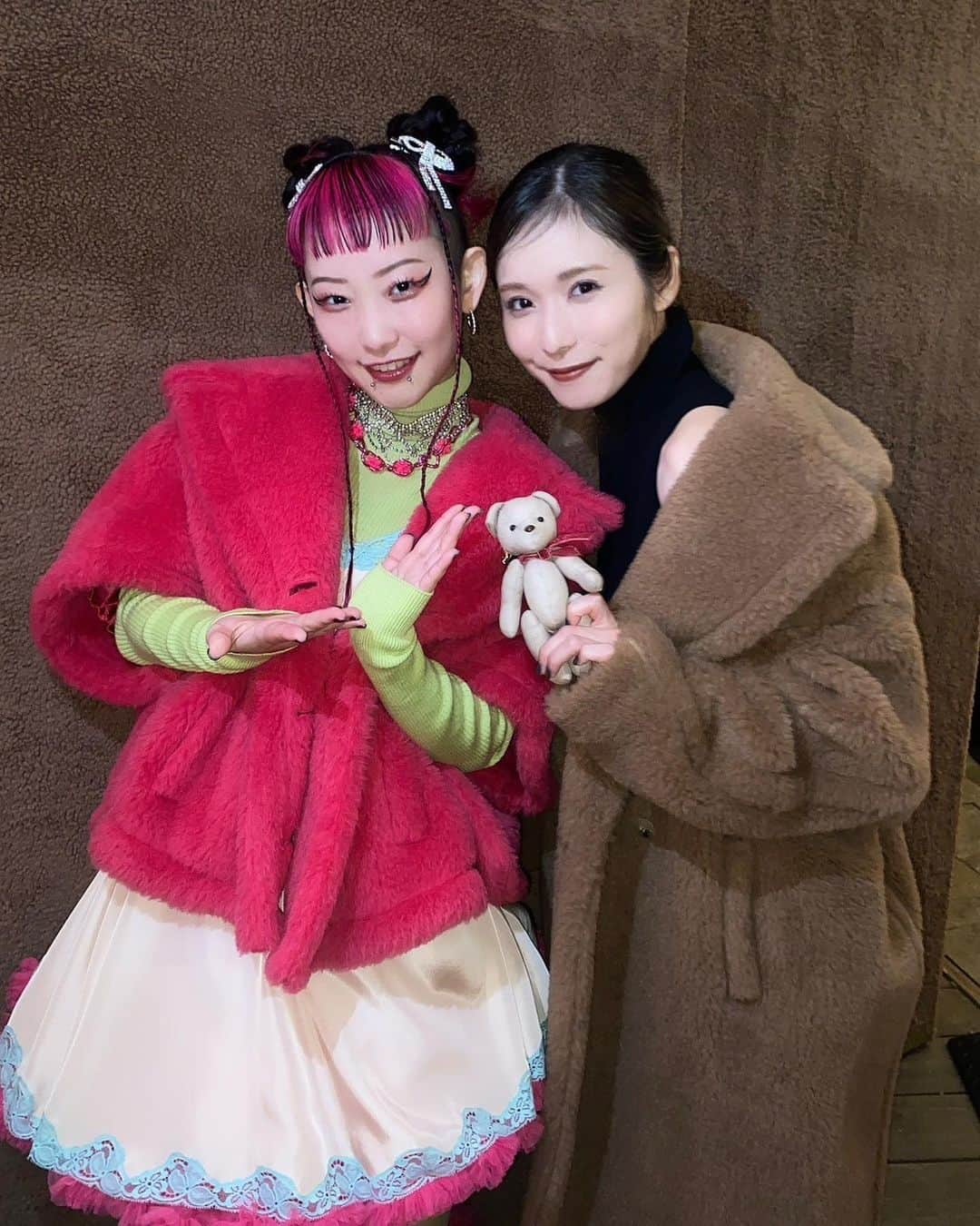 詩羽さんのインスタグラム写真 - (詩羽Instagram)「. MaxMara Teddy TEN 🧸💖 マックスマーラーのアイコンでもある「テディベアコート」が10周年を迎えた記念イベントにてスペシャルライブをさせていただきました！ʕ•ᴥ•ʔ.｡.:*☆  LOVEな人たちにも会えた素敵な夜になりました🌃  hair: @_m.339  stylist: @hao_yoshienunoda  @maxmara #MaxMara #MaxMaraTeddyTen #pr」11月3日 21時18分 - utaha.89