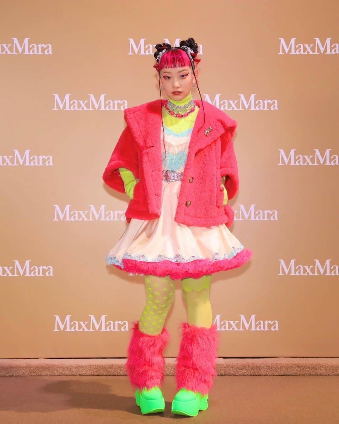 詩羽さんのインスタグラム写真 - (詩羽Instagram)「. MaxMara Teddy TEN 🧸💖 マックスマーラーのアイコンでもある「テディベアコート」が10周年を迎えた記念イベントにてスペシャルライブをさせていただきました！ʕ•ᴥ•ʔ.｡.:*☆  LOVEな人たちにも会えた素敵な夜になりました🌃  hair: @_m.339  stylist: @hao_yoshienunoda  @maxmara #MaxMara #MaxMaraTeddyTen #pr」11月3日 21時18分 - utaha.89