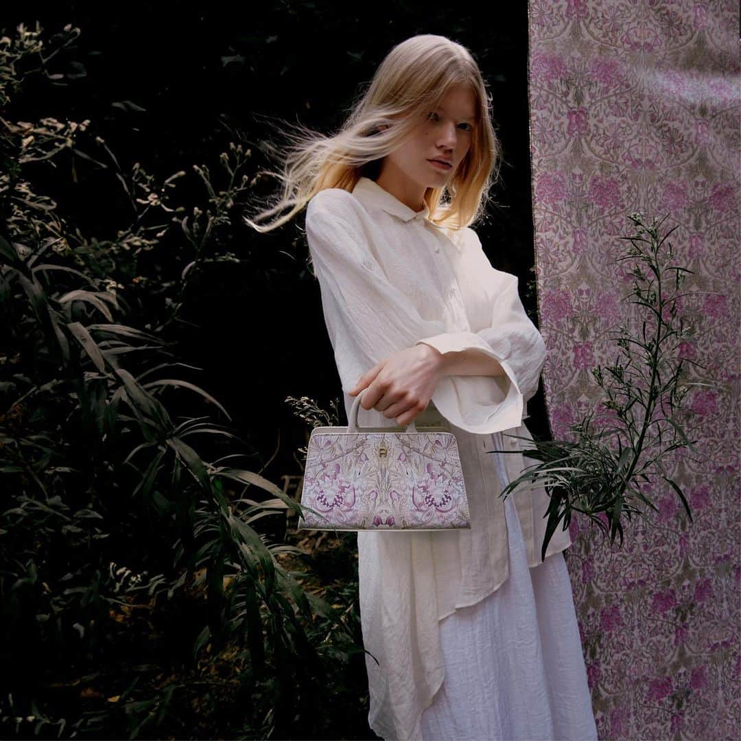 のインスタグラム：「Experience strength and softness with the #AIGNER Cybill Bag Honeysuckle. The new icon has been crafted using  a special digital printing technique to recreate a floral pattern inspired by the works of William Morris.   Explore the Exclusive Runway Edition in stores and at aignermunich.com   #AIGNERSS24」