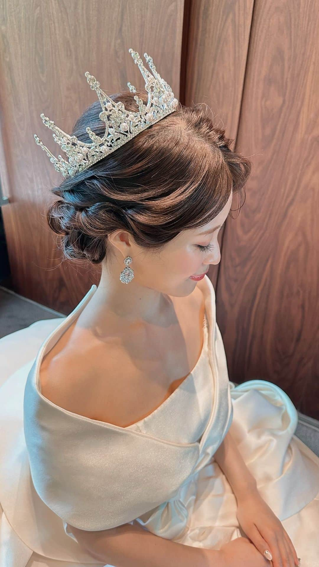 竹本実加のインスタグラム：「大好きなまりの結婚式でした🕊️ ヘアメイクしてもらうのが夢！ と言って、1番に私に連絡をくれたのが つい先日のよう。🥺💖 ⁡ ⁡ 知り合った20歳からずーっと変わらず 笑顔が似合う可愛いまり♡🥹 ⁡ そんな彼女をずーっと笑顔にさせてくれる 健太くんが旦那さまになってくれた事が 嬉しくて私まで幸せな1日だった！！ ⁡ ⁡ ウェディングのプロデュースは 粕谷さんにお願いできたのも大大大正解で 2人らしさ💯💯💯な 最高なウェディングだった🏰🎈✨  粕谷さん本当にありがとう！ ⁡ ⁡ ヘアメイクできて嬉しかった♡ まりありがとう☺️ ずっとずっとお幸せに♡ ⁡ ⁡ 𓂃𓈒𓂂𓏸 ⁡ 𝑺𝒑𝒆𝒄𝒊𝒂𝒍 𝒕𝒉𝒂𝒏𝒌𝒔！ ⁡ ⁡Produce @t.kasuya_tk.wedding ⁡ @onimaru_photography  @mc_yuzuki_rina  ⁡ ⁡ ⁡ ┈┈┈┈┈┈┈┈┈┈┈ 𝕊𝕔𝕙𝕖𝕕𝕦𝕝𝕖 🗓 ┈┈┈┈┈┈┈┈┈┈┈ ⁡ 週末空き状況 ※11.3更新 ⁡ ⚫︎予約は一年前の同日より受付けております。 ⚫︎土日祝のロケーションフォト希望は 3ヶ月前の同日より予約可能です📸 ⁡ ⁡ ⁡ 【2023】 満席となりました🈵 ⁡ 【2024】 ⁡ 1月…14(日), 21(日) 2月…4(日), 25(日) 3月…20(祝水), 24(日) 4月…6(土), 7(日), 21(日), 28(日), 29(祝月) 5月…3(祝金), 4(土), 26(日) 6月…9(日), 29(土), 30(日) ⁡ ⁡ ⁡ ┈┈┈┈┈┈┈┈┈┈┈ ℂ𝕠𝕟𝕥𝕒𝕔𝕥 💫 ┈┈┈┈┈┈┈┈┈┈┈ ⁡ ▶︎京都和装ロケーションフォト @mydresser.kyoto にて👘⛩ ⁡ ▶︎お問い合わせは @mydresser.bridal の プロフィールリンクより💁🏻‍♀️ ⁡ #挙式ヘアメイク #お色直しヘアメイク #ブライダルヘアメイク #持ち込み美容 #持ち込みヘアメイク #海外ロケーションフォト #丸の内前撮り #東京前撮り #前撮りヘアメイク #和装ロケーションフォト #和装ヘアメイク #艶肌メイク #2023婚 #2024婚」