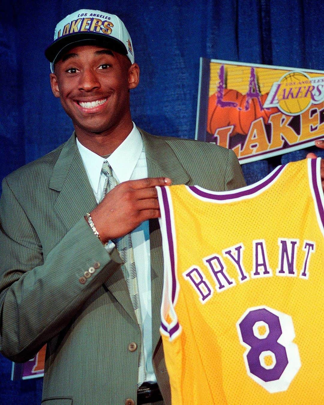 FIBAのインスタグラム：「OTD 27 years ago 🗓️  Kobe Bryant made his NBA debut 🐍  📸 AP」