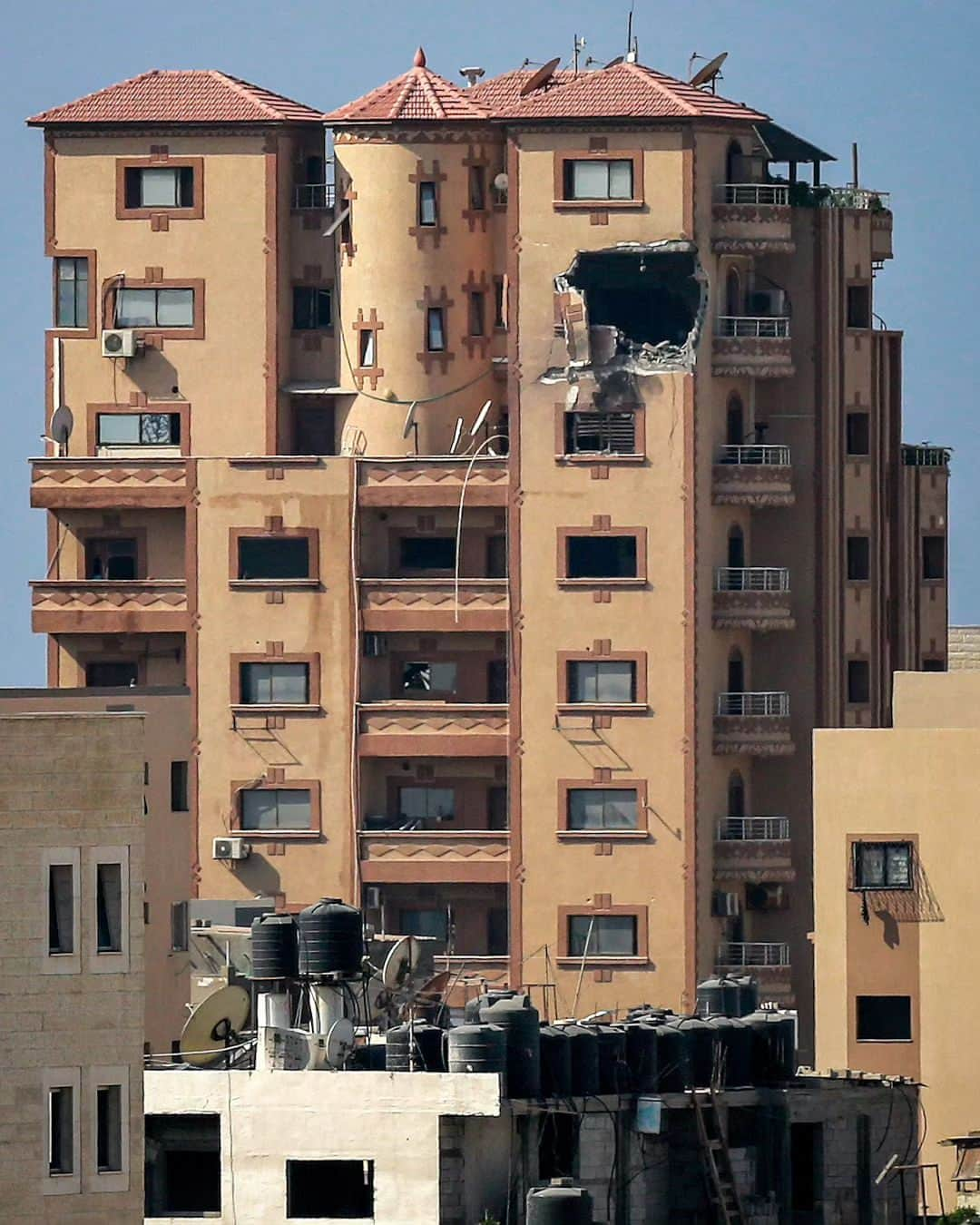 AFP通信さんのインスタグラム写真 - (AFP通信Instagram)「Agence France-Presse's Gaza City bureau was significantly damaged by a strike on the building, according to a staff member who visited today as the Israeli military relentlessly pounds the territory.  AFP is the only one of the world's three major international news agencies currently operating a live video feed from Gaza City, which has not been interrupted despite the damage.  The unmanned AFP camera broadcasting live 24/7 captured the moment of the strike, a few minutes before midday (1000 GMT) on Thursday.  An AFP employee who visited the office on Friday said an explosive projectile appeared to have entered the bureau horizontally from east to west.  An Israeli military spokesman said the force had "checked (the report) multiple times"."There was no IDF (Israeli military) strike on the building" in Gaza, he told AFP.  "AFP condemns in the strongest possible terms this strike on its Gaza City bureau," said Fabrice Fries, AFP chairman and chief executive.  "The location of this bureau is known to everyone and has been pointed out several times over the past few days, precisely to prevent such an attack and to allow us to continue to provide images on the ground.  None of AFP's eight staff usually based in Gaza City were in the bureau at the moment of the strike.  The team was evacuated to southern Gaza on October 13, following an Israeli military order directed at residents in the north of the Hamas-run territory #AFP  📸 Bashar TALEB  #gaza #israel #war #media」11月3日 21時22分 - afpphoto