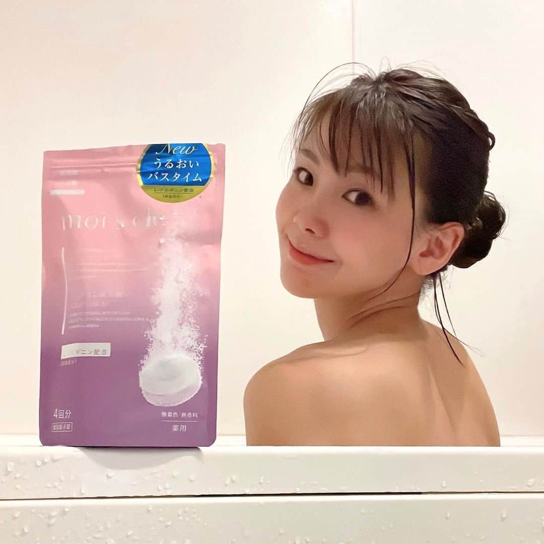 長谷川真美さんのインスタグラム写真 - (長谷川真美Instagram)「うるおいバスタイム〜🛁  moi s cle(モイスクル）の 保湿成分配合の重炭酸入浴剤✨  シュワシュワーっと素早く溶けて 重炭酸イオンが水中に🙌 ポカポカが長続きしてくれて良かったし しっかり保湿されてる気がする👀  無着色・無香料だから 子どもたちと一緒に使えるから嬉しい😊 重炭酸だから中性で柔らかいお湯質になって 洗髪や洗顔にもいいんだそう💡  Lemon Squareを通じて　 【アイリスオーヤマ株式会社】から 【moi s cle】を提供してもらいました☺️  @irisohyama @cchannel_lemonsquare  #アイリスオーヤマ #pr #moiscle #モイスクル #入浴剤 #重炭酸入浴剤 #炭酸入浴剤 #お風呂 #温活 #lemonsquare🍋」11月3日 21時22分 - maami.hase