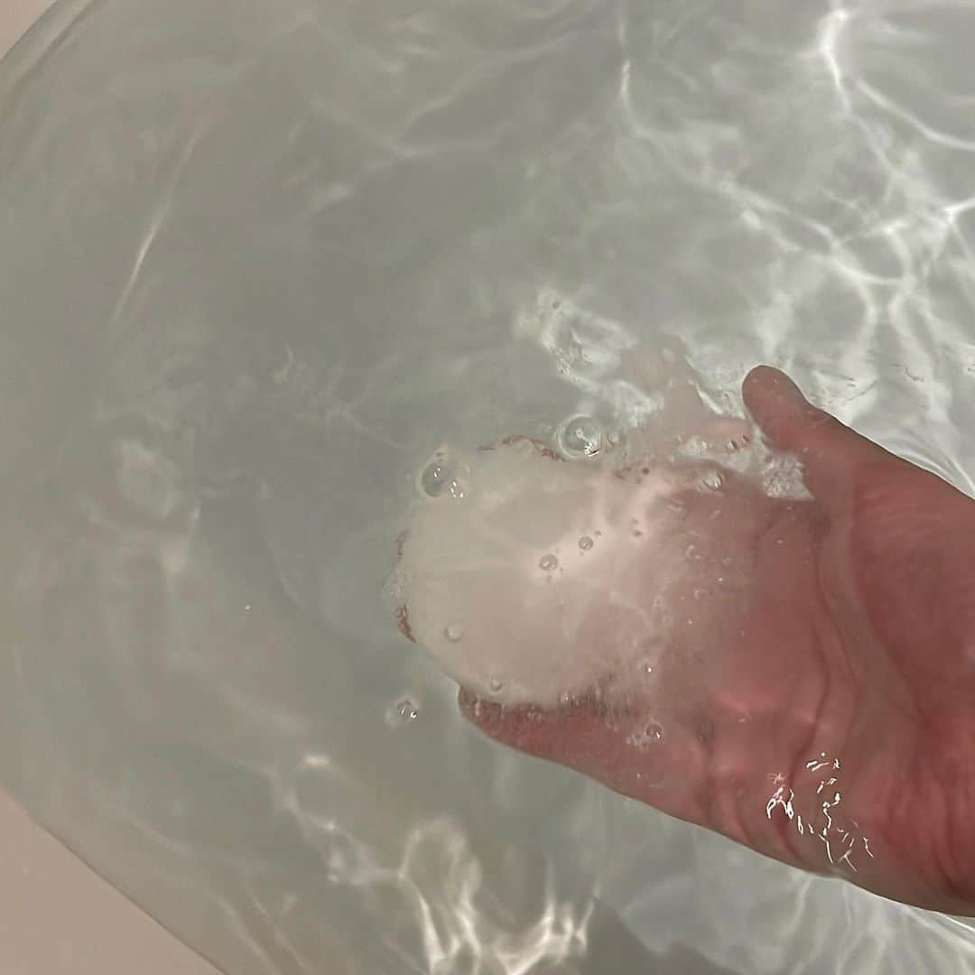 長谷川真美さんのインスタグラム写真 - (長谷川真美Instagram)「うるおいバスタイム〜🛁  moi s cle(モイスクル）の 保湿成分配合の重炭酸入浴剤✨  シュワシュワーっと素早く溶けて 重炭酸イオンが水中に🙌 ポカポカが長続きしてくれて良かったし しっかり保湿されてる気がする👀  無着色・無香料だから 子どもたちと一緒に使えるから嬉しい😊 重炭酸だから中性で柔らかいお湯質になって 洗髪や洗顔にもいいんだそう💡  Lemon Squareを通じて　 【アイリスオーヤマ株式会社】から 【moi s cle】を提供してもらいました☺️  @irisohyama @cchannel_lemonsquare  #アイリスオーヤマ #pr #moiscle #モイスクル #入浴剤 #重炭酸入浴剤 #炭酸入浴剤 #お風呂 #温活 #lemonsquare🍋」11月3日 21時22分 - maami.hase