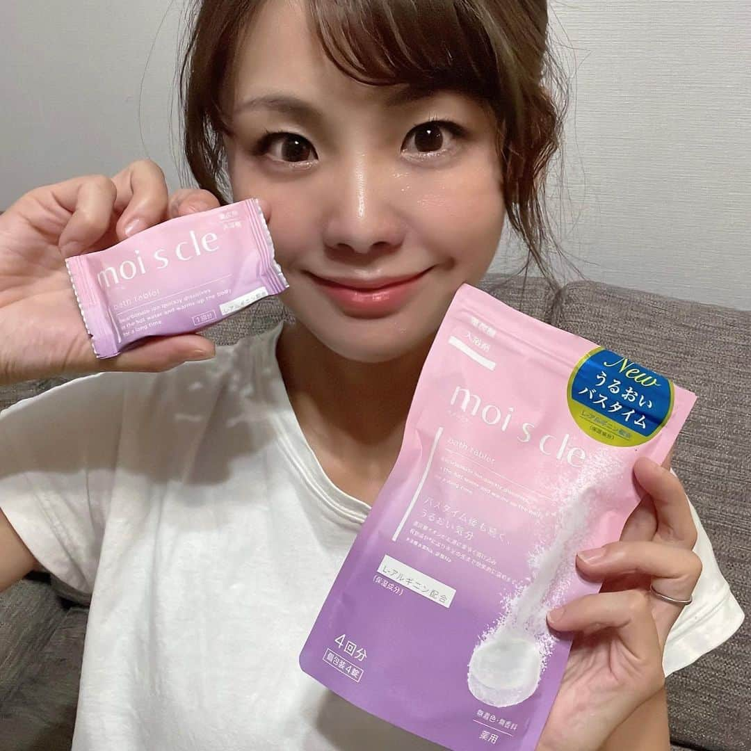 長谷川真美さんのインスタグラム写真 - (長谷川真美Instagram)「うるおいバスタイム〜🛁  moi s cle(モイスクル）の 保湿成分配合の重炭酸入浴剤✨  シュワシュワーっと素早く溶けて 重炭酸イオンが水中に🙌 ポカポカが長続きしてくれて良かったし しっかり保湿されてる気がする👀  無着色・無香料だから 子どもたちと一緒に使えるから嬉しい😊 重炭酸だから中性で柔らかいお湯質になって 洗髪や洗顔にもいいんだそう💡  Lemon Squareを通じて　 【アイリスオーヤマ株式会社】から 【moi s cle】を提供してもらいました☺️  @irisohyama @cchannel_lemonsquare  #アイリスオーヤマ #pr #moiscle #モイスクル #入浴剤 #重炭酸入浴剤 #炭酸入浴剤 #お風呂 #温活 #lemonsquare🍋」11月3日 21時22分 - maami.hase