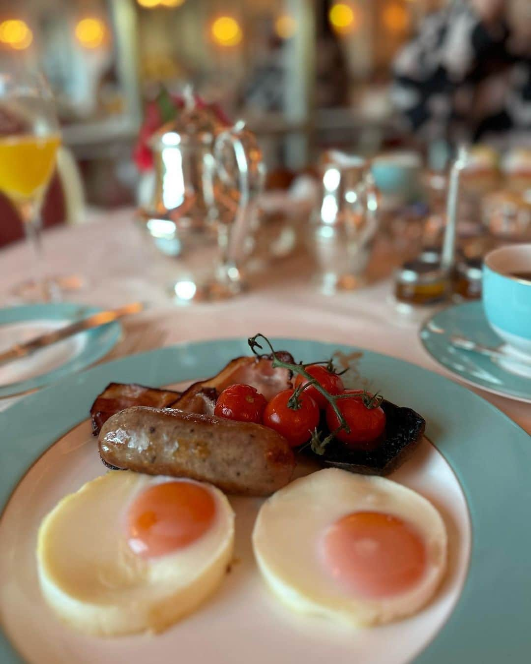 Chihiroさんのインスタグラム写真 - (ChihiroInstagram)「Ritz Londonにて、ロイヤルな朝食。 まるでBreakfast at Tiffany’s🍽️  ちなみにティファニーでは当初朝食は食べられなかったんだけれど、小説と映画の影響で食べられるようになったらしい♡ そういえば、GIAニューヨーク研修では、ティファニーでアフタヌーンティーをしました🫖♡ 亮子さん　@dearimageryoco のおかげで世界でロイヤル体験ができております♡  この日のカーディガンは @swingle_official   ———————————— 【イメージコンサルティングサロン　Ciccy】  パーソナルカラー診断が気になる方はこちら ▶︎ @ciccy_shibaura   ♦︎場所：東京都港区芝浦  ♦︎メニュー ✈︎Economy class✈︎ ・パーソナルカラー診断 ・骨格診断 Ciccy診断士枠: ¥22,500- (ペアは¥19,500-) 代表栂野枠：¥32,000- (ペアは¥28,500-)  ✈︎Business class✈︎ ・パーソナルカラー診断 ・骨格診断 ・顔タイプ診断 Ciccy診断士枠: ¥32,500- (ペアは¥29,800-) 代表栂野枠：¥41,000 (ペアは¥38,500-)  ✈︎First class✈︎ ・パーソナルカラー診断 ・骨格診断 ・顔タイプ診断 ・メイクレッスン 代表栂野枠：¥67,000  ✈︎Royal First class✈︎ ・パーソナルカラー診断 ・骨格診断 ・顔タイプ診断 ・メイクレッスン ・ショッピング同行 ・専用診断レポート ・アフターフォローzoom 代表栂野枠：99,500-  詳細はInstagramプロフィール下のURLよりご確認ください。  〜〜〜〜〜〜〜〜〜〜〜〜〜〜〜 【イメージコンサルタント養成講座】  GIA芝浦校の養成講座は11月まで満席です。 現在2023年12月スタートより募集を開始いたしました♡ 詳しくはHPをご覧ください。  〜〜〜〜〜〜〜〜〜〜〜〜〜〜〜 #GIAイメージプロデュース協会 #イメージコンサルタント養成講座 #イメージコンサルタント #イメージコンサルタント東京 #イメコン #パーソナルカラー診断 #パーソナルカラー診断東京 #リッツロンドン #Ritzlondon #ティファニーで朝食を」11月3日 21時24分 - chippp49