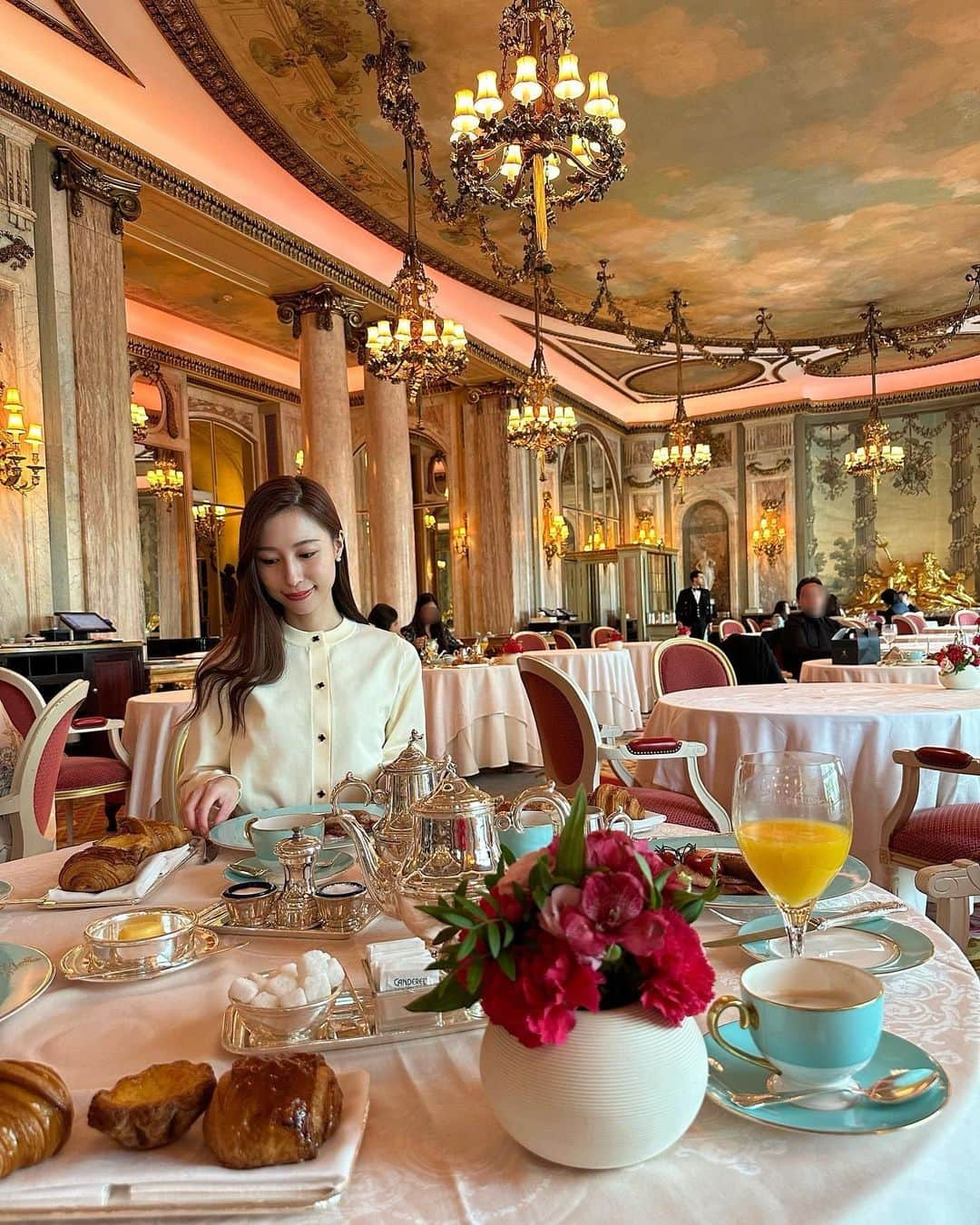 Chihiroさんのインスタグラム写真 - (ChihiroInstagram)「Ritz Londonにて、ロイヤルな朝食。 まるでBreakfast at Tiffany’s🍽️  ちなみにティファニーでは当初朝食は食べられなかったんだけれど、小説と映画の影響で食べられるようになったらしい♡ そういえば、GIAニューヨーク研修では、ティファニーでアフタヌーンティーをしました🫖♡ 亮子さん　@dearimageryoco のおかげで世界でロイヤル体験ができております♡  この日のカーディガンは @swingle_official   ———————————— 【イメージコンサルティングサロン　Ciccy】  パーソナルカラー診断が気になる方はこちら ▶︎ @ciccy_shibaura   ♦︎場所：東京都港区芝浦  ♦︎メニュー ✈︎Economy class✈︎ ・パーソナルカラー診断 ・骨格診断 Ciccy診断士枠: ¥22,500- (ペアは¥19,500-) 代表栂野枠：¥32,000- (ペアは¥28,500-)  ✈︎Business class✈︎ ・パーソナルカラー診断 ・骨格診断 ・顔タイプ診断 Ciccy診断士枠: ¥32,500- (ペアは¥29,800-) 代表栂野枠：¥41,000 (ペアは¥38,500-)  ✈︎First class✈︎ ・パーソナルカラー診断 ・骨格診断 ・顔タイプ診断 ・メイクレッスン 代表栂野枠：¥67,000  ✈︎Royal First class✈︎ ・パーソナルカラー診断 ・骨格診断 ・顔タイプ診断 ・メイクレッスン ・ショッピング同行 ・専用診断レポート ・アフターフォローzoom 代表栂野枠：99,500-  詳細はInstagramプロフィール下のURLよりご確認ください。  〜〜〜〜〜〜〜〜〜〜〜〜〜〜〜 【イメージコンサルタント養成講座】  GIA芝浦校の養成講座は11月まで満席です。 現在2023年12月スタートより募集を開始いたしました♡ 詳しくはHPをご覧ください。  〜〜〜〜〜〜〜〜〜〜〜〜〜〜〜 #GIAイメージプロデュース協会 #イメージコンサルタント養成講座 #イメージコンサルタント #イメージコンサルタント東京 #イメコン #パーソナルカラー診断 #パーソナルカラー診断東京 #リッツロンドン #Ritzlondon #ティファニーで朝食を」11月3日 21時24分 - chippp49