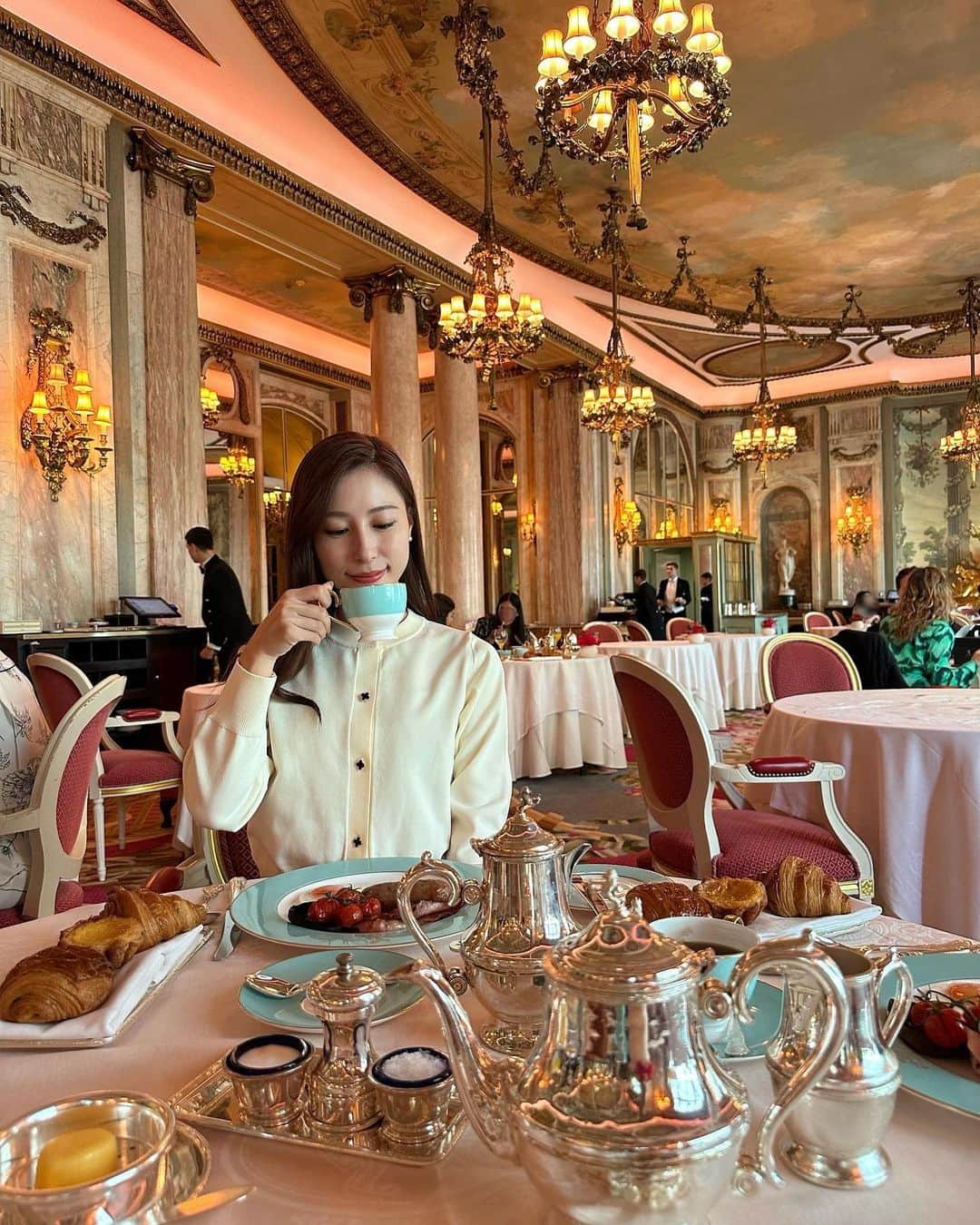 Chihiroさんのインスタグラム写真 - (ChihiroInstagram)「Ritz Londonにて、ロイヤルな朝食。 まるでBreakfast at Tiffany’s🍽️  ちなみにティファニーでは当初朝食は食べられなかったんだけれど、小説と映画の影響で食べられるようになったらしい♡ そういえば、GIAニューヨーク研修では、ティファニーでアフタヌーンティーをしました🫖♡ 亮子さん　@dearimageryoco のおかげで世界でロイヤル体験ができております♡  この日のカーディガンは @swingle_official   ———————————— 【イメージコンサルティングサロン　Ciccy】  パーソナルカラー診断が気になる方はこちら ▶︎ @ciccy_shibaura   ♦︎場所：東京都港区芝浦  ♦︎メニュー ✈︎Economy class✈︎ ・パーソナルカラー診断 ・骨格診断 Ciccy診断士枠: ¥22,500- (ペアは¥19,500-) 代表栂野枠：¥32,000- (ペアは¥28,500-)  ✈︎Business class✈︎ ・パーソナルカラー診断 ・骨格診断 ・顔タイプ診断 Ciccy診断士枠: ¥32,500- (ペアは¥29,800-) 代表栂野枠：¥41,000 (ペアは¥38,500-)  ✈︎First class✈︎ ・パーソナルカラー診断 ・骨格診断 ・顔タイプ診断 ・メイクレッスン 代表栂野枠：¥67,000  ✈︎Royal First class✈︎ ・パーソナルカラー診断 ・骨格診断 ・顔タイプ診断 ・メイクレッスン ・ショッピング同行 ・専用診断レポート ・アフターフォローzoom 代表栂野枠：99,500-  詳細はInstagramプロフィール下のURLよりご確認ください。  〜〜〜〜〜〜〜〜〜〜〜〜〜〜〜 【イメージコンサルタント養成講座】  GIA芝浦校の養成講座は11月まで満席です。 現在2023年12月スタートより募集を開始いたしました♡ 詳しくはHPをご覧ください。  〜〜〜〜〜〜〜〜〜〜〜〜〜〜〜 #GIAイメージプロデュース協会 #イメージコンサルタント養成講座 #イメージコンサルタント #イメージコンサルタント東京 #イメコン #パーソナルカラー診断 #パーソナルカラー診断東京 #リッツロンドン #Ritzlondon #ティファニーで朝食を」11月3日 21時24分 - chippp49
