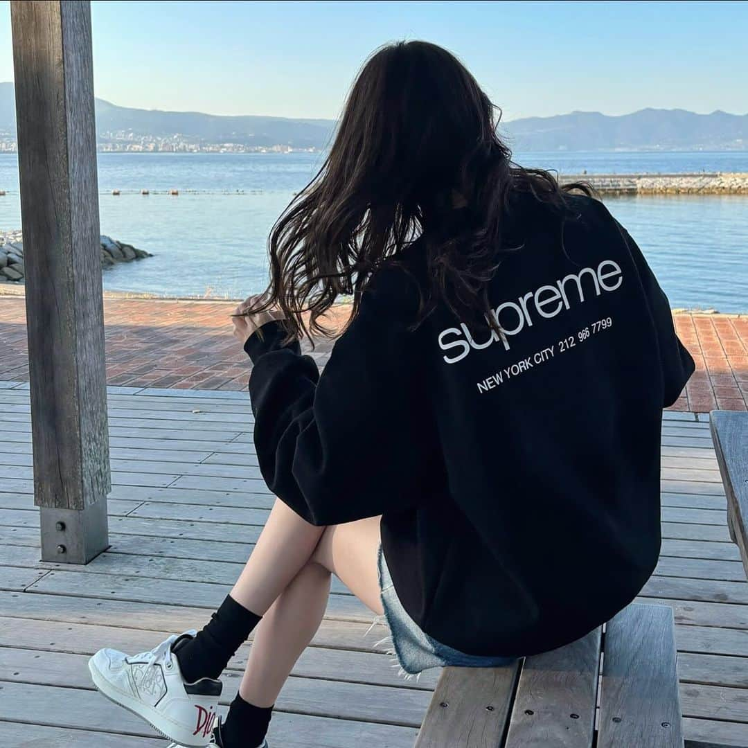 Maiさんのインスタグラム写真 - (MaiInstagram)「・ 今シーズンの @supremenewyork はこのスウェット買うって決めてた✨  やっぱり黒が好きだしシンプルで可愛い♡  写真の靴下の長さが左右違うのが気になるけど😂😂 ま、いっか💭  サイズなどブログにも詳しく書いてます📝  #supreme #シュプリーム #moussy #dior #diorsneakers #sneakers #celine #celinebyhedislimane #gucci」11月3日 21時24分 - maimaimai1016