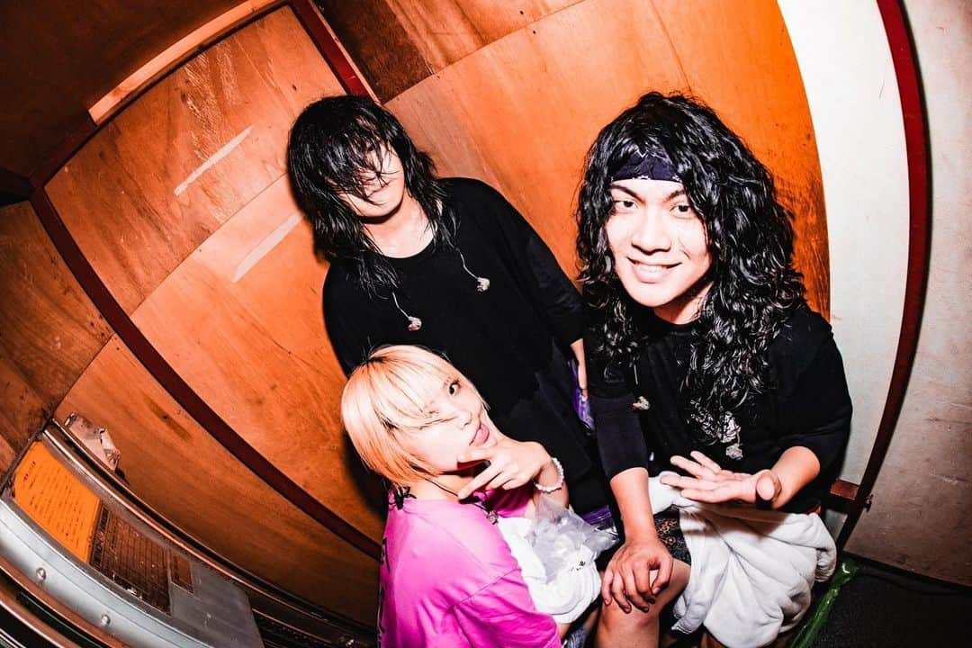 しばたありぼぼのインスタグラム：「👶 岐阜！club-G！ with POT！！！ POTとのライブがあと一日…… さみしいな〜〜〜 もっといっぱい回りたいねんけど〜〜〜  岐阜大盛り上がりやったやん。 １日通してええ日やなあ！ってPOTと言い合ったくらい岐阜すごかった。 私の名前の由来、さるぼぼちゃん♡ #ヤバT47都道府県ツアー 17/57 終」