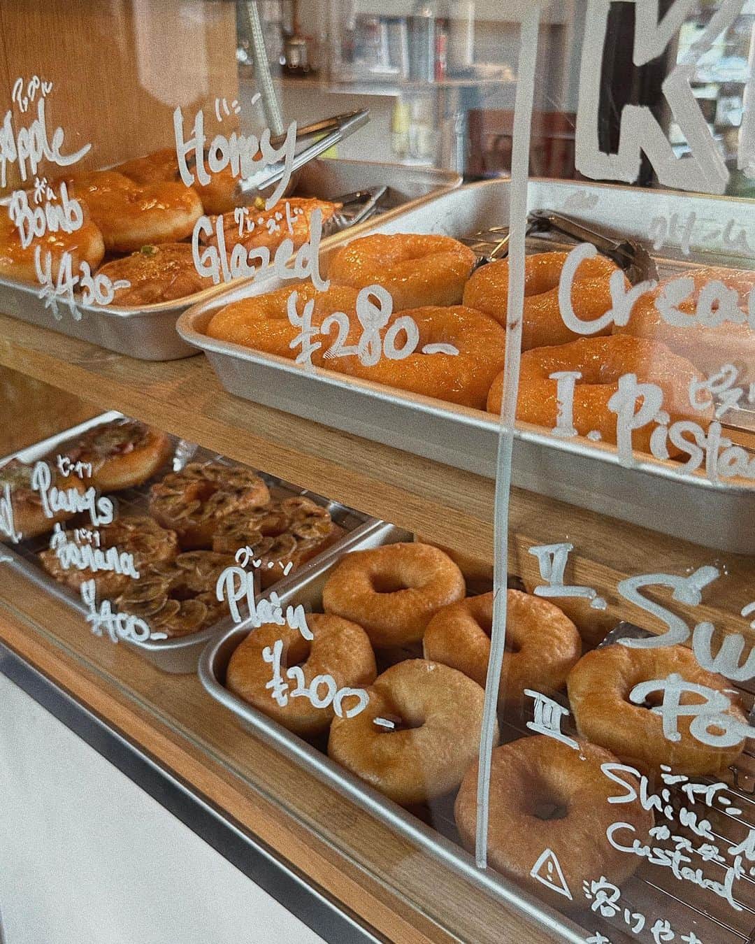 のインスタグラム：「_ 亀岡にあるドーナツ屋さん @groovedoughnuts   ずっと行きたくて念願の！！！ 人気って聞いてたから早めに行ったけど もう季節限定のは売り切れてました、、🍠  でもお目当てのピスタチオクリームの ドーナツもギリギリあって嬉しすぎた🤦🏽‍♀️🥑  悩みに悩んでピーナッツバナナと ピスタチオクリームに🍩  ふっわっふわで、軽くて何個でも食べられるやつ。 🍩の脂っこさ？も全くなくて美味しすぎる。。 そしてピスタチオクリームが しっこりピスタチオなんよ！！ ピスタチオの味が濃厚でこのクリームだけでも 食べたいレベル☜  とにかく一口食べて美味しすぎて 食べてる途中に追いドーナツ(言い方ww) 買いました🐻🐻🥨  少食の美希も珍しくやっぱりもう一個食べたいって 買ってたぐらい美味しかったんよ！！！  詩珠も美味しかったみたいでこの日から 🍩見ると"ドーナツ食べる！"って 言うようになりました😂😂 (ちなみに👧🏽この日が人生初のドーナツデビュー)  ここに行くためだけに亀岡行く価値 あるぐらいほんまに美味しかったし オススメすぎます！！！  テイクアウト🥡もちろんできるよ イートインスペースも写真じゃ伝わらへんけど めっちゃ広かったし、子連れでも来やすい☺️🤍  人気なので絶対午前中がオススメです 私も次はOpen前から行きたい🍌  ピスタチオクリームドーナツ　¥350 ピーナッツバナナ　¥400 ベーコンハニーマスタード　¥380 プレーン　¥200  アメリカーノ ¥450 カフェラテ　¥500  #綾花ログ」
