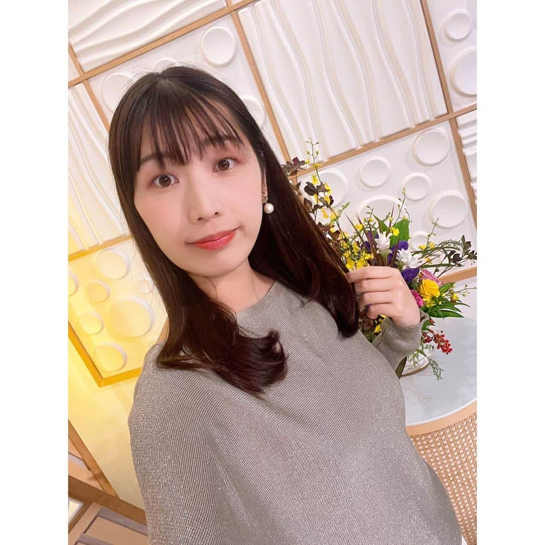 小林美沙希のインスタグラム：「． 今日は髪を 前に下ろしていましたが 後ろに下ろすと 雰囲気が変わりますよね〜 ． 襟元が綺麗なニットでした✨ ． #沖縄#Okinawa #沖縄テレビ#ニュース #アナウンサー #小林美沙希 #アナウンサーコーデ #アナウンサー衣装#衣装 #ファッション#fashion #衣装協力」