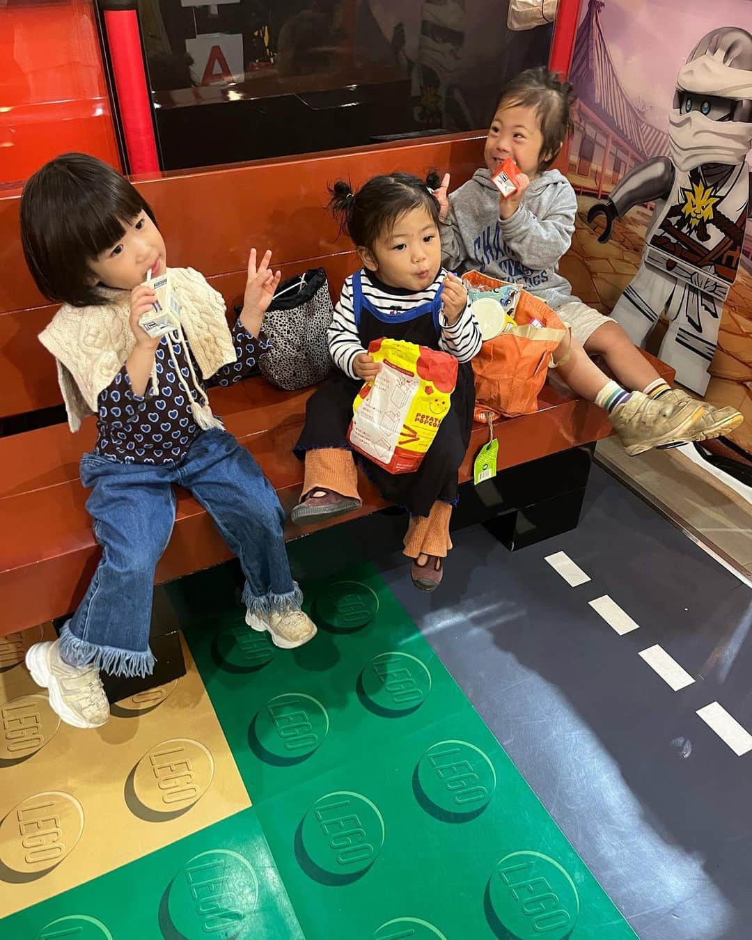 野村仁美さんのインスタグラム写真 - (野村仁美Instagram)「レゴディスカバリーセンター東京 感動した🫶‼︎  @hatsunemushi さんに誘ってもらって行ってきたのだけど想像以上に良かった〜！🎨レゴ好きなお子様いる方に全力でおすすめ。名古屋のレゴランドも行きたいー  レゴ大好きな娘と共に飾られていた一つ一つの建物の窓の中を覗き込んだ時の世界観に釘付けになった🔮 身体を動かせる遊び場もあります🫶  娘がお姉ちゃんしてたのも愛らしかったし、 みーちゃんは2歳になってて可愛すぎて リオンくんの成長にも感動して癒された〜 いつも素敵なお誘いありがとうございます🙏✨  お台場気持ちいいし今度は泊まりで行きたいな〜」11月3日 21時34分 - hitominomura