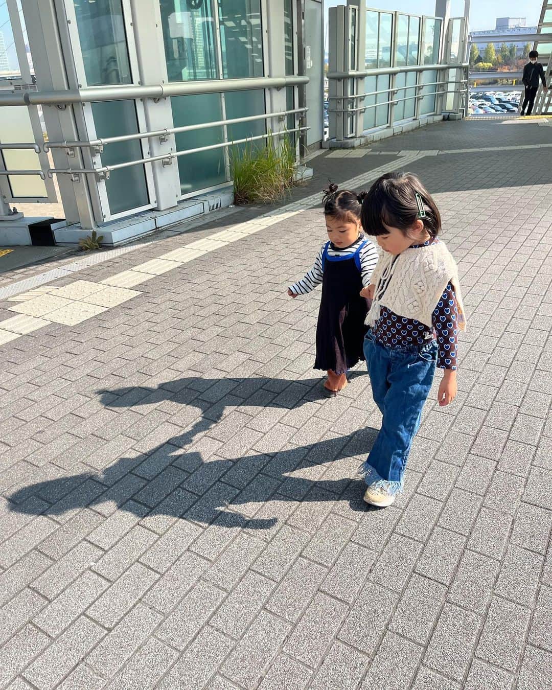 野村仁美さんのインスタグラム写真 - (野村仁美Instagram)「レゴディスカバリーセンター東京 感動した🫶‼︎  @hatsunemushi さんに誘ってもらって行ってきたのだけど想像以上に良かった〜！🎨レゴ好きなお子様いる方に全力でおすすめ。名古屋のレゴランドも行きたいー  レゴ大好きな娘と共に飾られていた一つ一つの建物の窓の中を覗き込んだ時の世界観に釘付けになった🔮 身体を動かせる遊び場もあります🫶  娘がお姉ちゃんしてたのも愛らしかったし、 みーちゃんは2歳になってて可愛すぎて リオンくんの成長にも感動して癒された〜 いつも素敵なお誘いありがとうございます🙏✨  お台場気持ちいいし今度は泊まりで行きたいな〜」11月3日 21時34分 - hitominomura