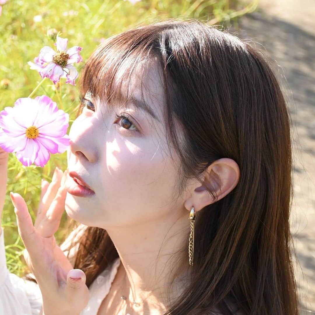 高田世莉菜のインスタグラム：「後ろのコスモス枯れてるけど、顔が盛れてるから🙆‍♀️笑」