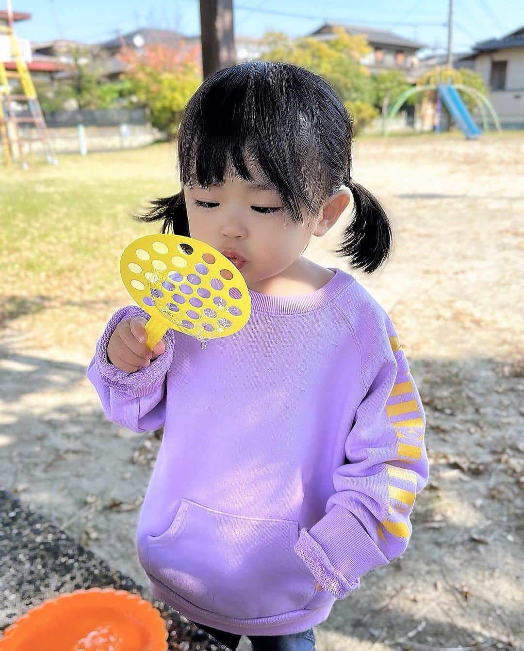 のインスタグラム：「むすめふく👧🏼 tops / Baby&Kids Brand『𝘾𝙃𝙀𝙍𝙈𝙀𝙇(チャーメル)』 @chermel_official  Cotton100%のOriginal Fablicで、 全てのお洋服がALL MADE IN JAPAN。 安心して着せられるお洋服💜  洗濯に強いタフな生地で、 公園大好きな娘にぴったり。 2歳85cmだけど、 オーバーサイズめに着せたくて サイズ100を着用してます。  #allmadeinjapan #factorybrand #CHERMEL #チャーメル #chermels #2y1m #2歳女の子」