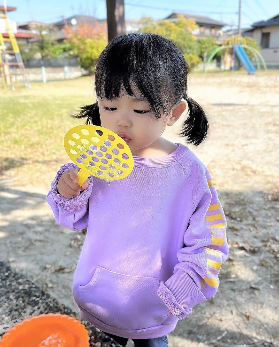 都築青空のインスタグラム：「むすめふく👧🏼 tops / Baby&Kids Brand『𝘾𝙃𝙀𝙍𝙈𝙀𝙇(チャーメル)』 @chermel_official  Cotton100%のOriginal Fablicで、 全てのお洋服がALL MADE IN JAPAN。 安心して着せられるお洋服💜  洗濯に強いタフな生地で、 公園大好きな娘にぴったり。 2歳85cmだけど、 オーバーサイズめに着せたくて サイズ100を着用してます。  #allmadeinjapan #factorybrand #CHERMEL #チャーメル #chermels #2y1m #2歳女の子」