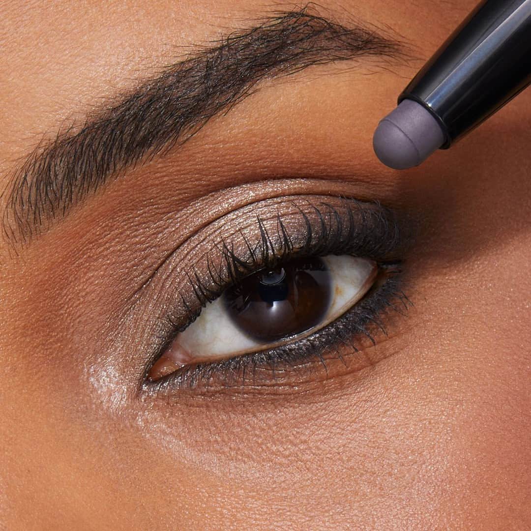 KIKO MILANOのインスタグラム：「Dare to dazzle with our #KIKOHolidayPremiere Daring Duo Eyeshadow! ✨ Experience the magic of a double-ended design – a stick and powder combo, perfect for crafting limitless #eyelooks 💖⁣ ⁣ #KIKOEyes #eyeshadowstick #boldeyelook #eyeshadowlook #holidaycollection⁣ ⁣ Daring Duo Eyeshadow 04 - Metallic Eyeshadow 03 - Volume & Curl Mascara - Lasting Duo Eyepencil 04⁣」