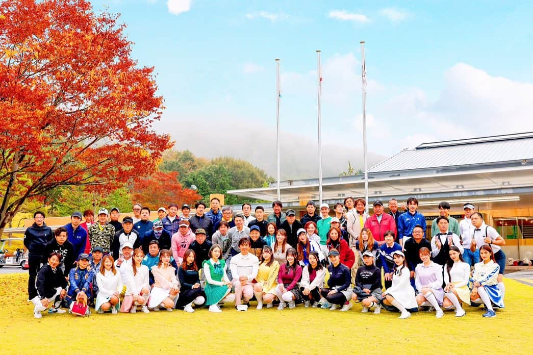 鎌田ひかりのインスタグラム：「藤原カップ 楽しかった⛳️ 知り合いだらけで、ご挨拶も沢山ありました🫡✨ いつもお誘いありがとうございます☺️‼️ 今野プロとラウンド楽しすぎた🤣笑笑 @j.jane_japan のウエア可愛すぎて私には恥ずかしかったけど、新鮮でした✨  @h.fujiwara827  @kaduyakonno」