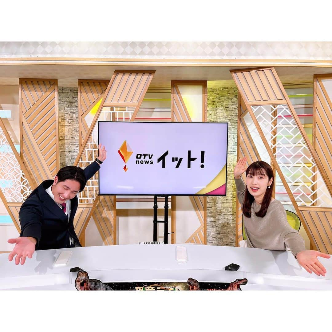 小林美沙希のインスタグラム：「． #OTVLiveNewsイット！ 月曜日の特集はスポーツ📺 ． 全国への切符をかけて熱戦が続く 高校サッカー選手権大会の 県大会はあす準決勝が行われます⚽️ ． 決勝進出をかけた熱戦の模様や 週末のプロスポーツなど… 盛りだくさんでお伝えします💪 ． #沖縄#Okinawa #沖縄テレビ#ニュース  #アナウンサー #大城良太#小林美沙希 #謎のポーズ」