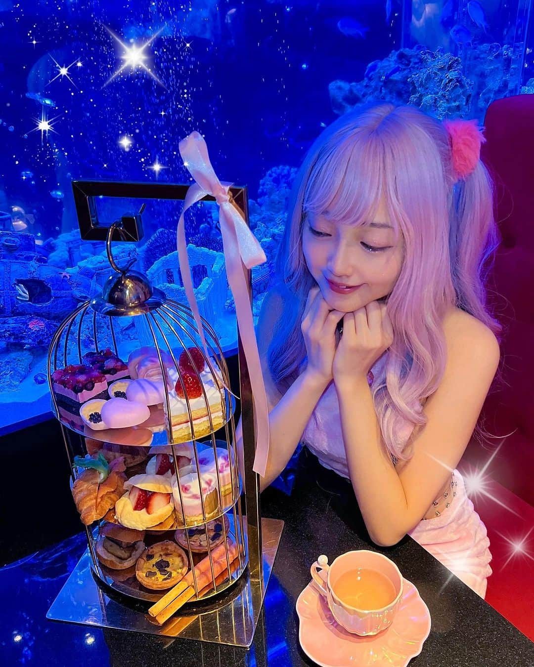 みするのインスタグラム：「🐠🐟🐬🐳🫧‪✨️ #afternoontea  Trendy restaurant ♡ 今月は苺なんだって🍓 人生初のアフタヌーンティ♡✨️ 綺麗な水槽がある店内がお洒落すぎた🥹 ご飯もスイーツも美味しかった🍰🍩🍴✨ 新宿にあるからめっちゃ行きやすかった🥹 PR @aquarium_jemare #アフタヌーンティー #アクアリウムレストラン #Nautilus #紅茶飲み放題」