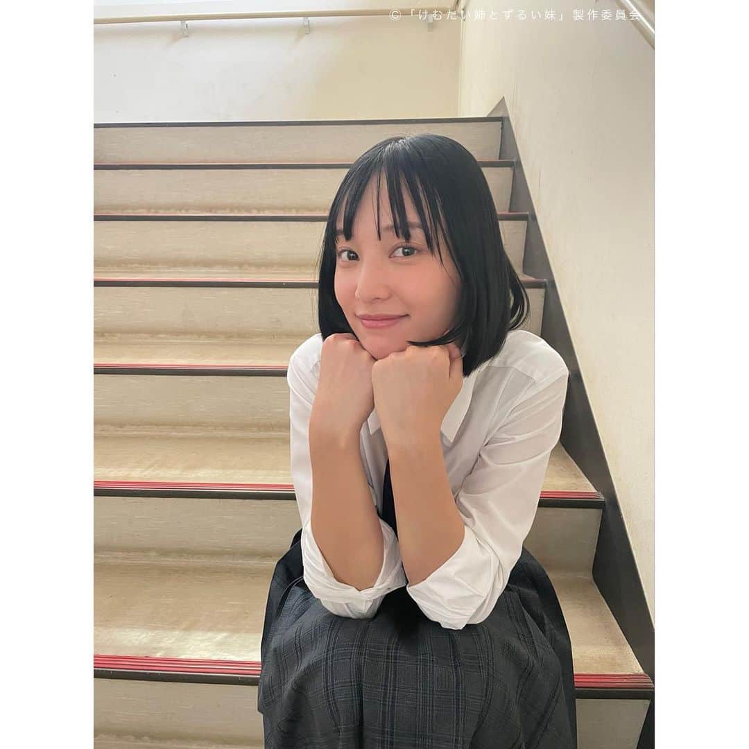 けむたい姉とずるい妹のインスタグラム：「. 😈学生じゅん役( #山田愛奈 さん) 😈小さい頃のじゅん役( #横須賀京香 さん) 上目遣いのオフショット いただきました📸  ／ 『#けむたい姉とずるい妹 』 第5話 11/6(月)夜11:06放送🪄 ＼  1〜4話は #TVer で配信中🎗 tver.jp/episodes/epg9ptu1ol  U-NEXTなどでも配信中💠  #テレビ東京 #けむずる  #栗山千明 #馬場ふみか #栁俊太郎  #桜田通 #雛形あきこ  #オフショット」