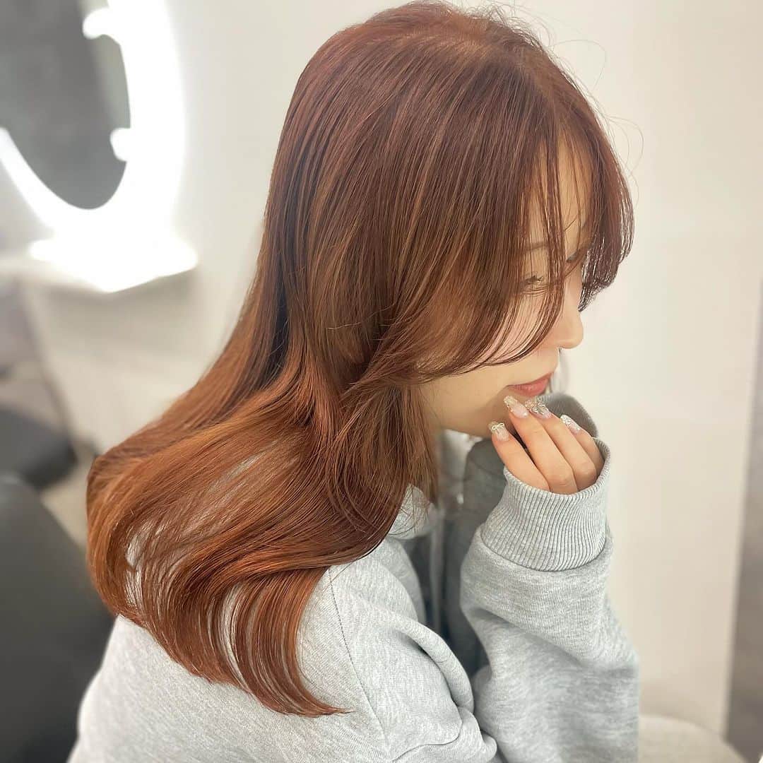 飛田彩のインスタグラム：「ベース8トーンからのイメージ写真ブリーチありのオレンジカラー見せられて「無理無理ー😂！！」ってなったけどカラーのみでチャレンジして欲しいとの事でやったらめっちゃ綺麗になって2人で感動しました🫶🏻🫶🏻  いつも任せてくれてありがとう🥰🥰🥰」