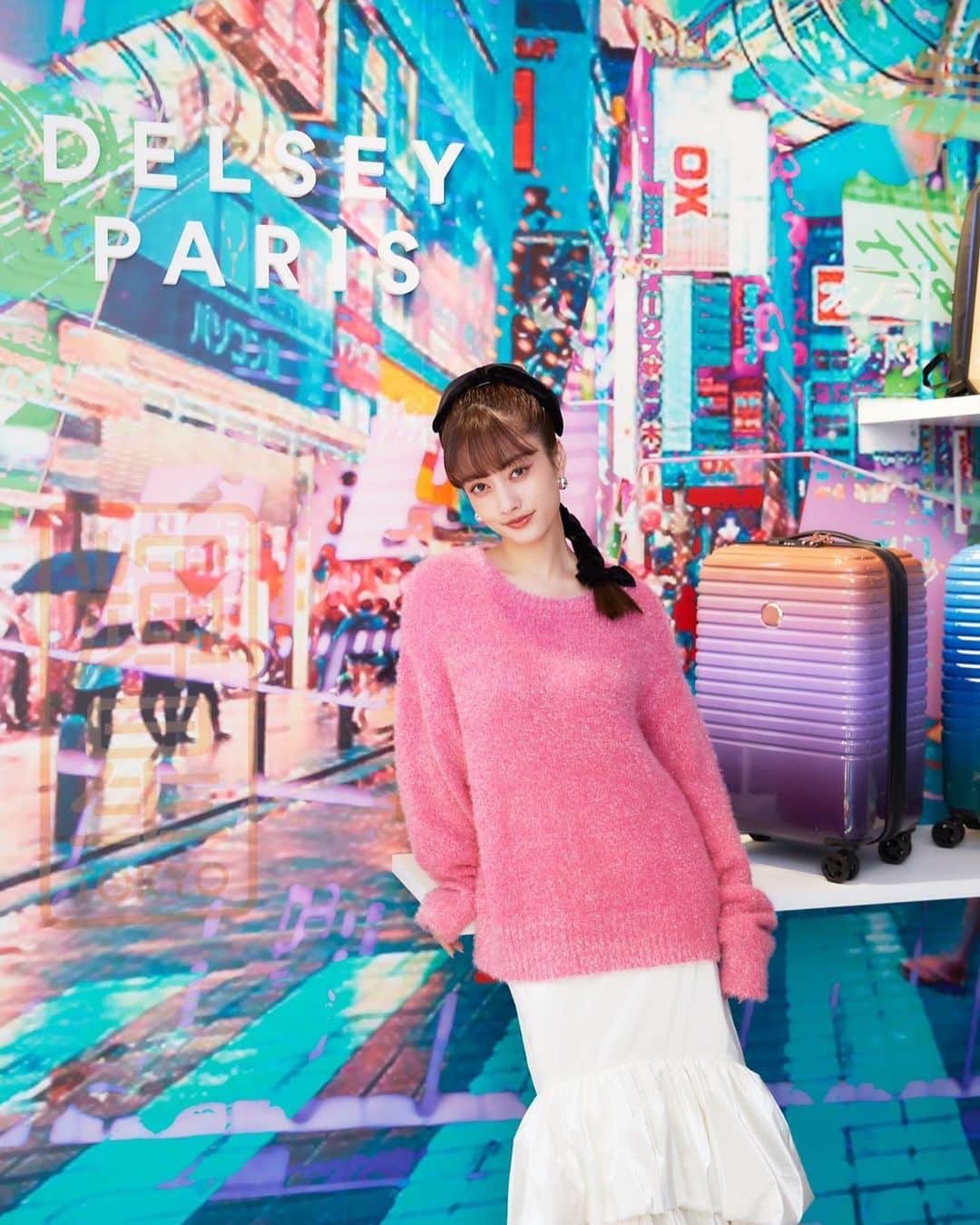 谷まりあのインスタグラム：「@delseyofficial 🎀💜  「ネオ・トーキョー」を表現したデルセーの世界初のコンセプトストアで次の旅を思い浮かべながら、自分らしいラゲージを選ぶ時間は特別な時間でした☺️✨  #delsey　#PR」
