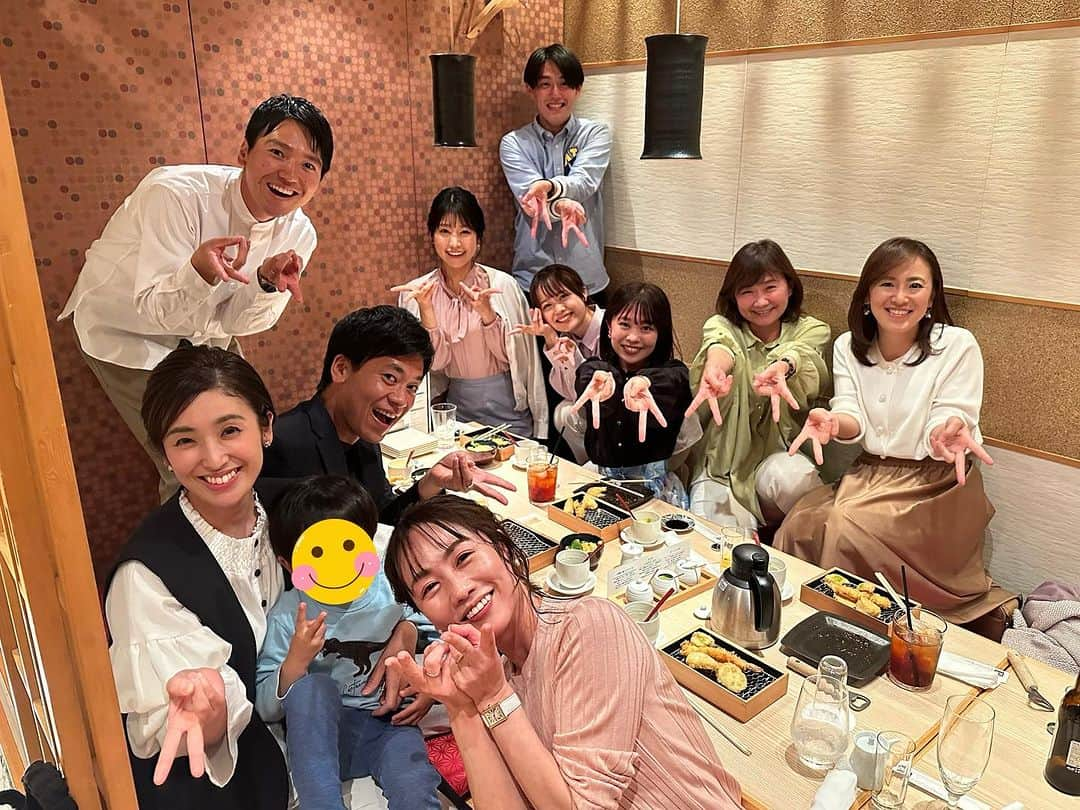 広島ホームテレビ「HOME NEXT neo」さんのインスタグラム写真 - (広島ホームテレビ「HOME NEXT neo」Instagram)「オフショット🍷✨ 坪山アナの送別会💐  しばらくコロナ禍でもありましたし… それ以前もこういう時、必ず誰かは仕事で💦 全員参加はなかなか難しいもの…  ですが！今回は全員集合！！ 最後でしんみり…ではなく、 笑いの絶えない会になりました😆 縁は続いていきますしね🍀  坪山アナが持っているのは、新人アナ3人の力作！ 部員からのメッセージ付きうちわ😆💚 これからもみんなで応援していきます🌸  ちなみに4枚目📷は 今年4月の新人アナ歓迎会🌸 （この時は廣瀬アナ不在🥲） 新人恒例のクイズ大会で盛り上がりました🤣  ホームテレビアナウンサー🎙️ 引き続きよろしくお願いします！！  #ホームテレビ #アナウンサー #送別会 #新人歓迎会 #オフショット」11月3日 21時43分 - home.announcers