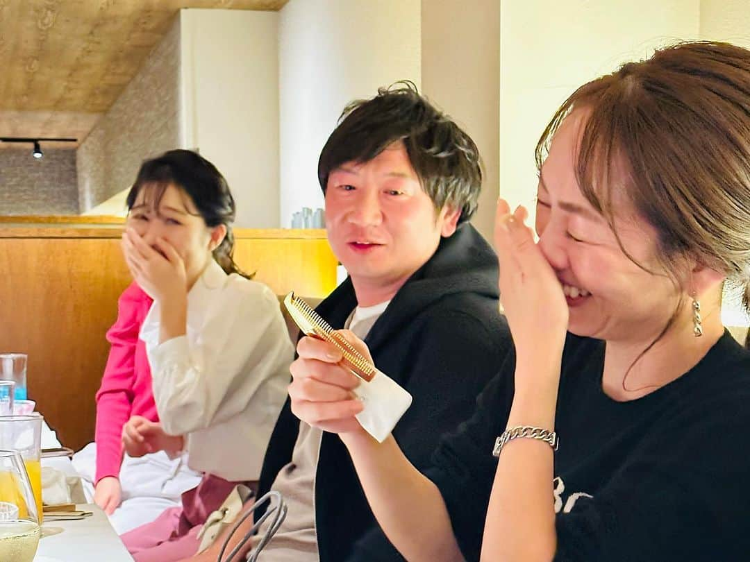 広島ホームテレビ「HOME NEXT neo」さんのインスタグラム写真 - (広島ホームテレビ「HOME NEXT neo」Instagram)「オフショット🍷✨ 坪山アナの送別会💐  しばらくコロナ禍でもありましたし… それ以前もこういう時、必ず誰かは仕事で💦 全員参加はなかなか難しいもの…  ですが！今回は全員集合！！ 最後でしんみり…ではなく、 笑いの絶えない会になりました😆 縁は続いていきますしね🍀  坪山アナが持っているのは、新人アナ3人の力作！ 部員からのメッセージ付きうちわ😆💚 これからもみんなで応援していきます🌸  ちなみに4枚目📷は 今年4月の新人アナ歓迎会🌸 （この時は廣瀬アナ不在🥲） 新人恒例のクイズ大会で盛り上がりました🤣  ホームテレビアナウンサー🎙️ 引き続きよろしくお願いします！！  #ホームテレビ #アナウンサー #送別会 #新人歓迎会 #オフショット」11月3日 21時43分 - home.announcers