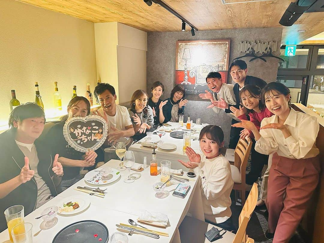 広島ホームテレビ「HOME NEXT neo」のインスタグラム：「オフショット🍷✨ 坪山アナの送別会💐  しばらくコロナ禍でもありましたし… それ以前もこういう時、必ず誰かは仕事で💦 全員参加はなかなか難しいもの…  ですが！今回は全員集合！！ 最後でしんみり…ではなく、 笑いの絶えない会になりました😆 縁は続いていきますしね🍀  坪山アナが持っているのは、新人アナ3人の力作！ 部員からのメッセージ付きうちわ😆💚 これからもみんなで応援していきます🌸  ちなみに4枚目📷は 今年4月の新人アナ歓迎会🌸 （この時は廣瀬アナ不在🥲） 新人恒例のクイズ大会で盛り上がりました🤣  ホームテレビアナウンサー🎙️ 引き続きよろしくお願いします！！  #ホームテレビ #アナウンサー #送別会 #新人歓迎会 #オフショット」