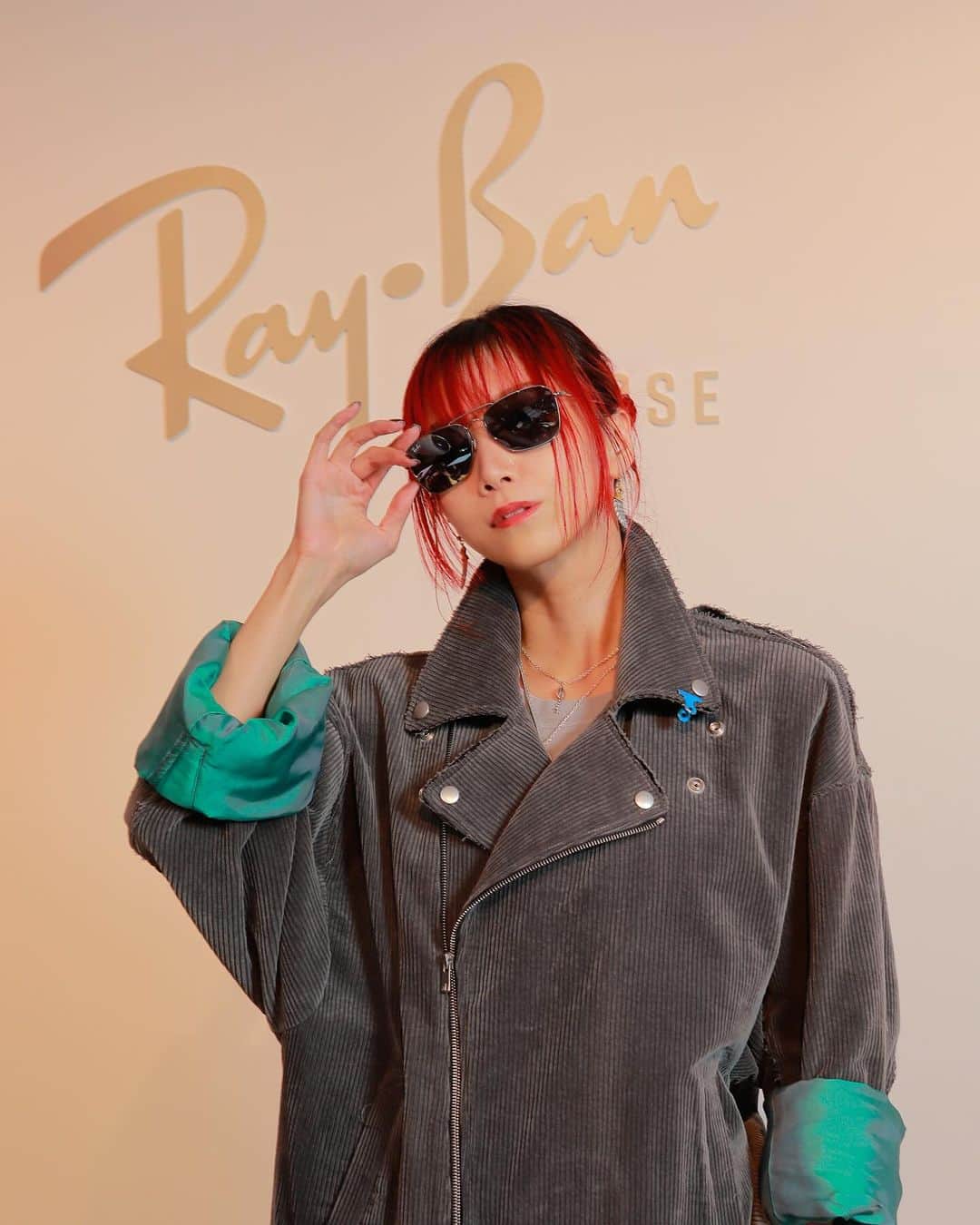 si ouxのインスタグラム：「@rayban 反対に沿ったレンズがかっこいいリバースコレクション、拝見させていただきました！ レンズ反転してるのに装着したときの視認性に何の問題もないのが不思議。むしろ快適まであるし私の掛けてるこれめちゃくちゃ軽い！ #raybanreverse」