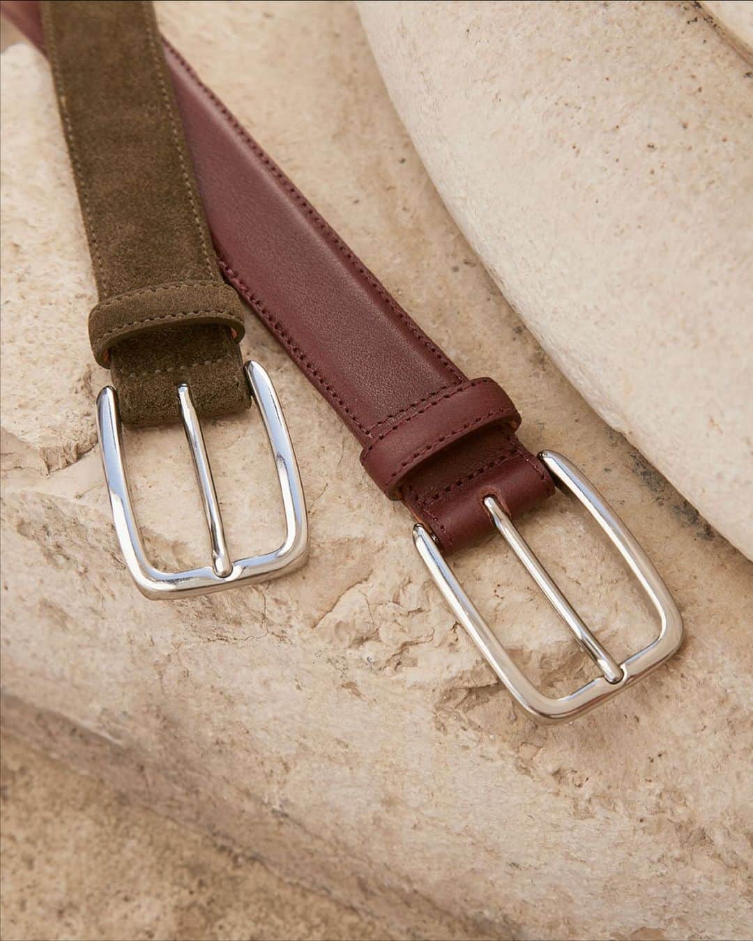 ハケットのインスタグラム：「Handmade in England with top quality materials, our Savile Row belts feature a solid brass buckle and soft nubuck lining.   #HackettLondon #HowToHackett」